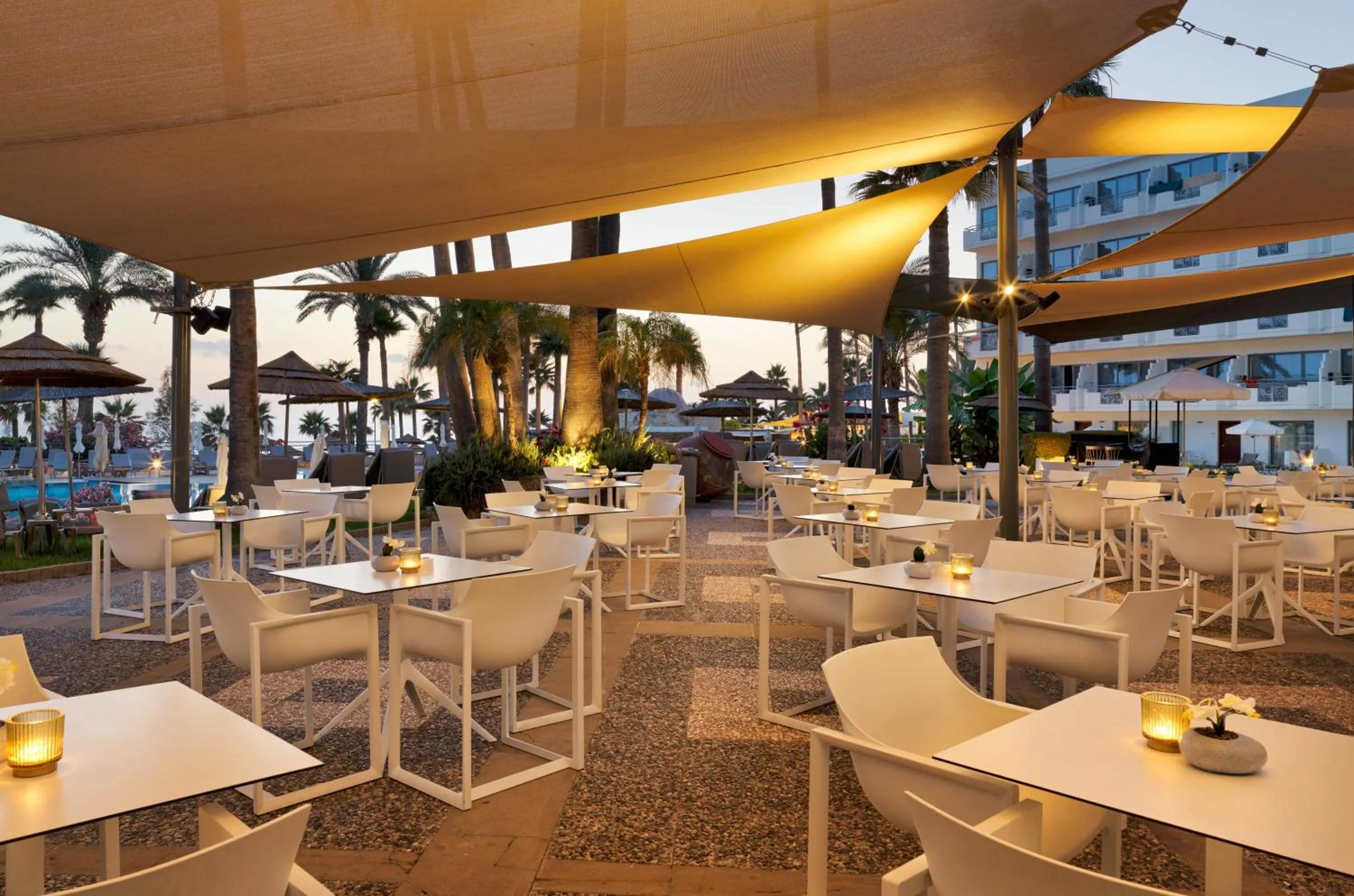 Lounge or bar in St George Beach Hotel & Spa Resort