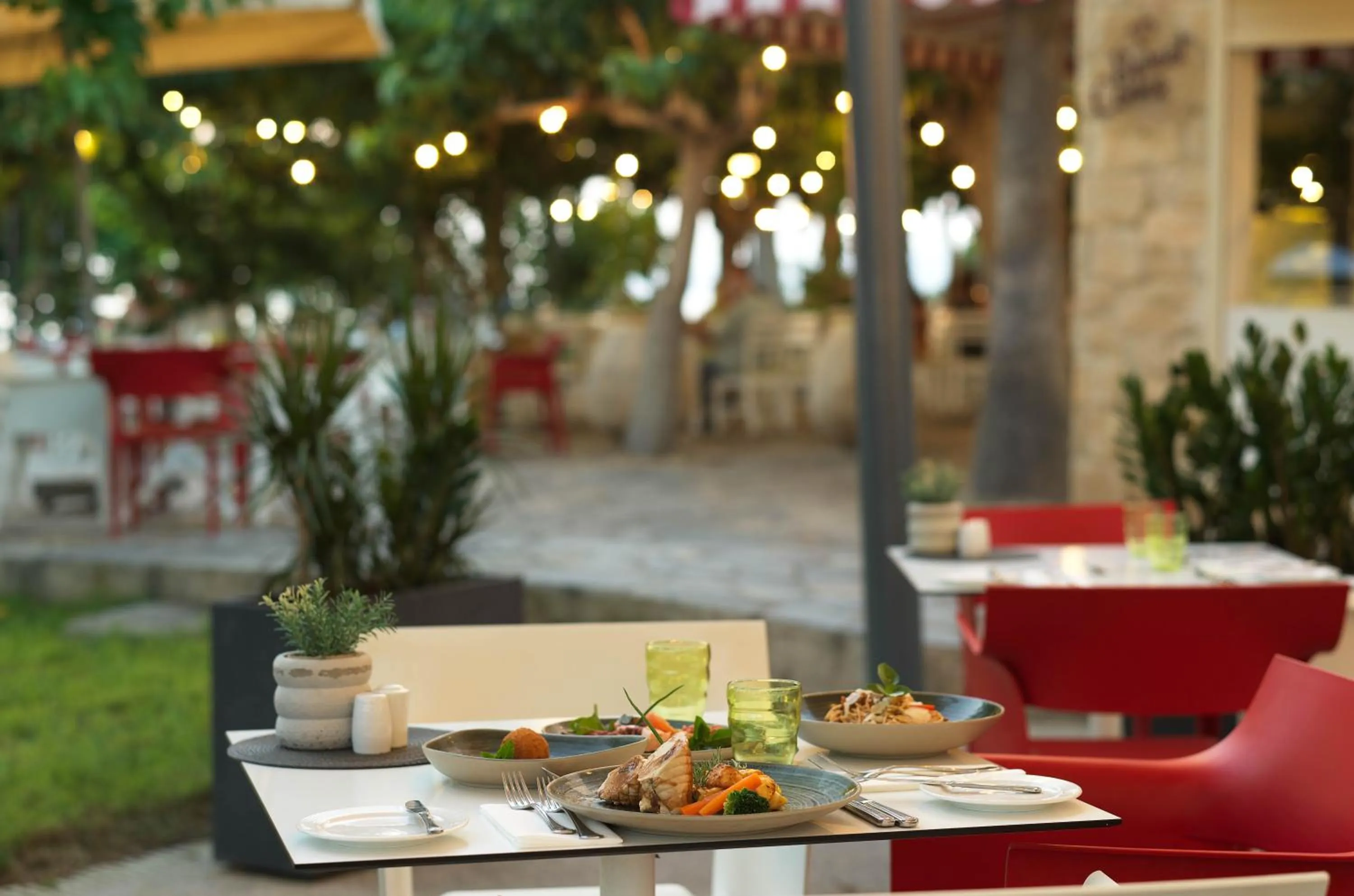 Restaurant/places to eat in St George Beach Hotel & Spa Resort