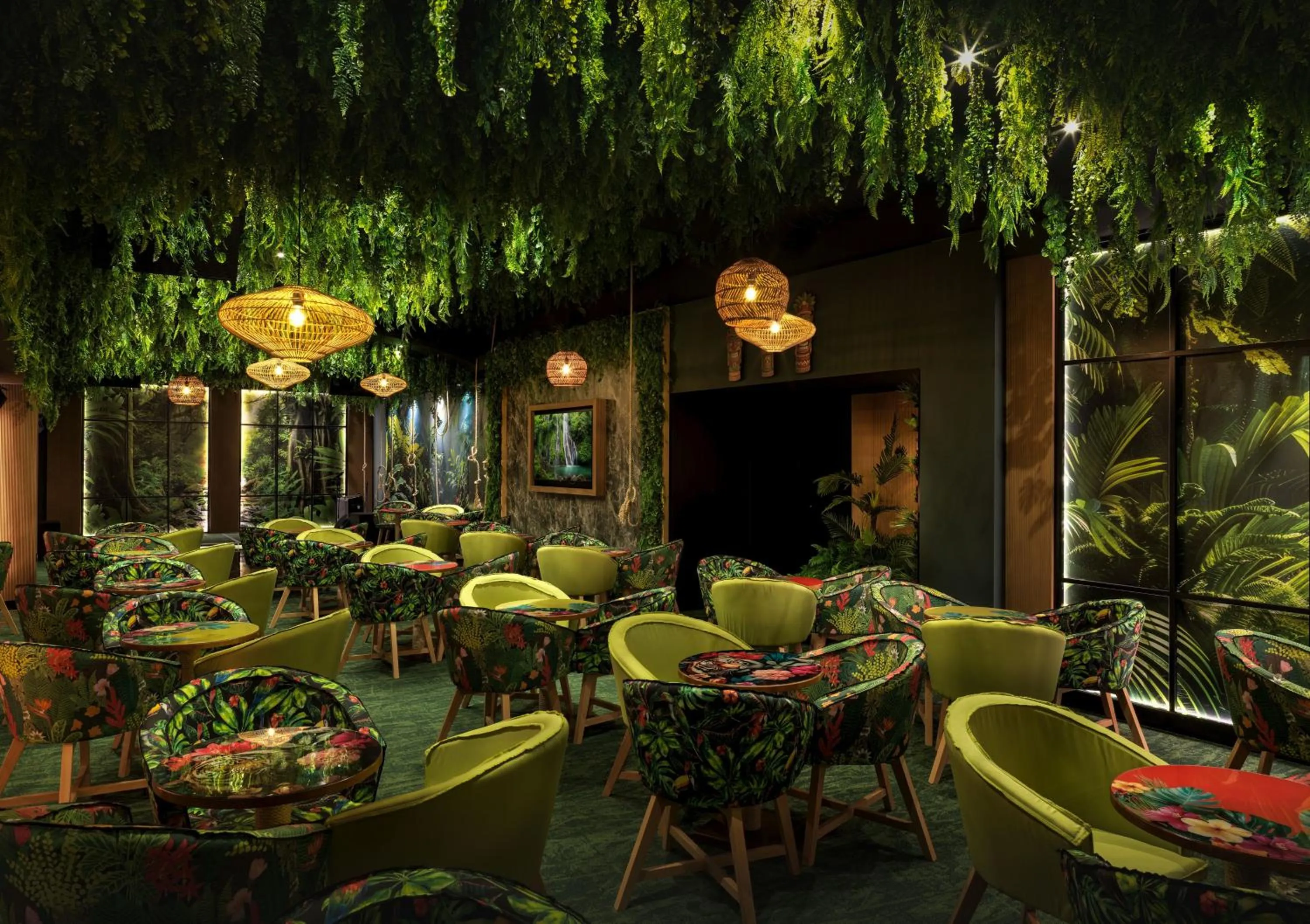 Lounge or bar in St George Beach Hotel & Spa Resort