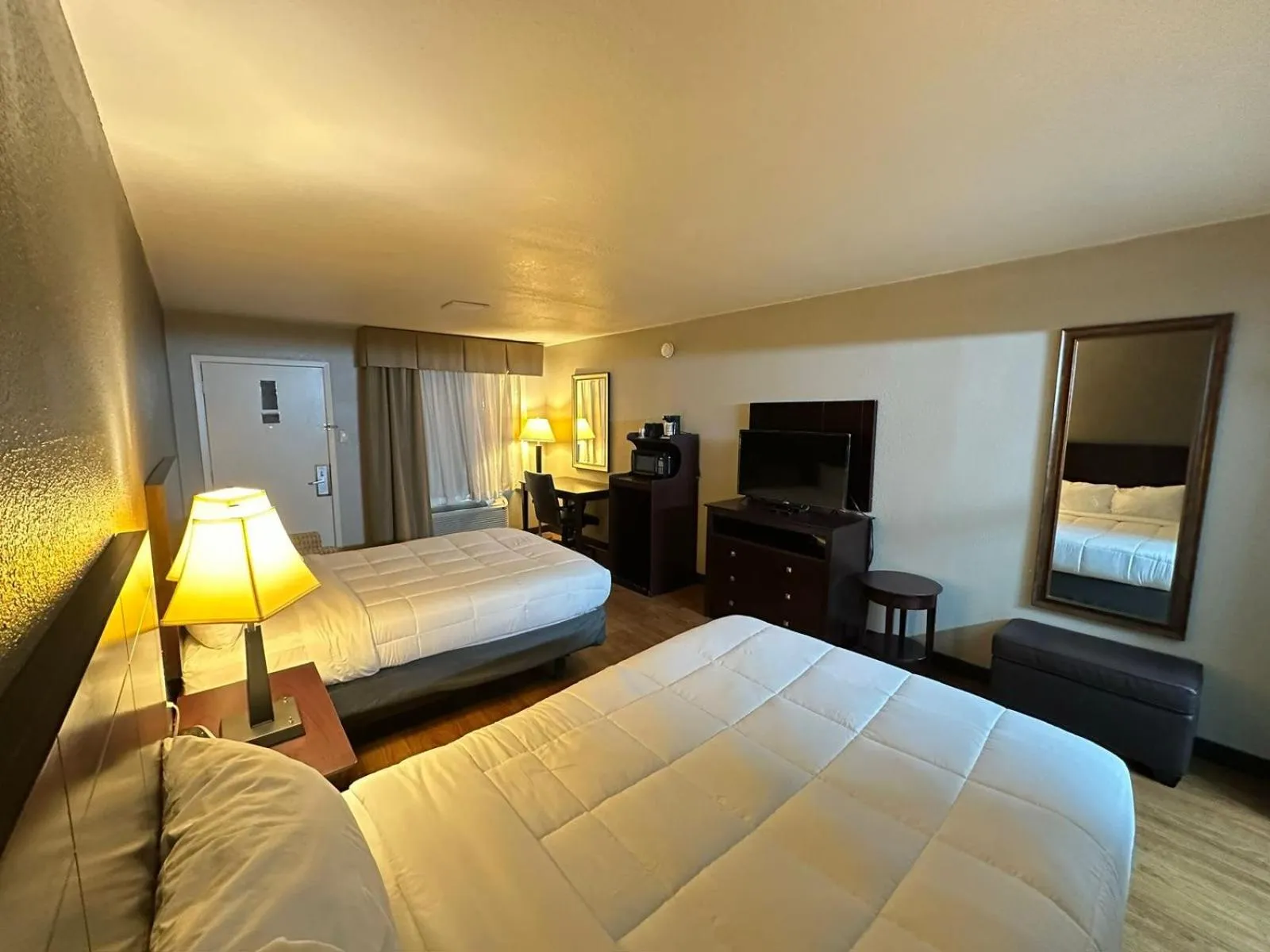 Photo of the whole room, Bed in Rodeway Inn Gainesville I-35