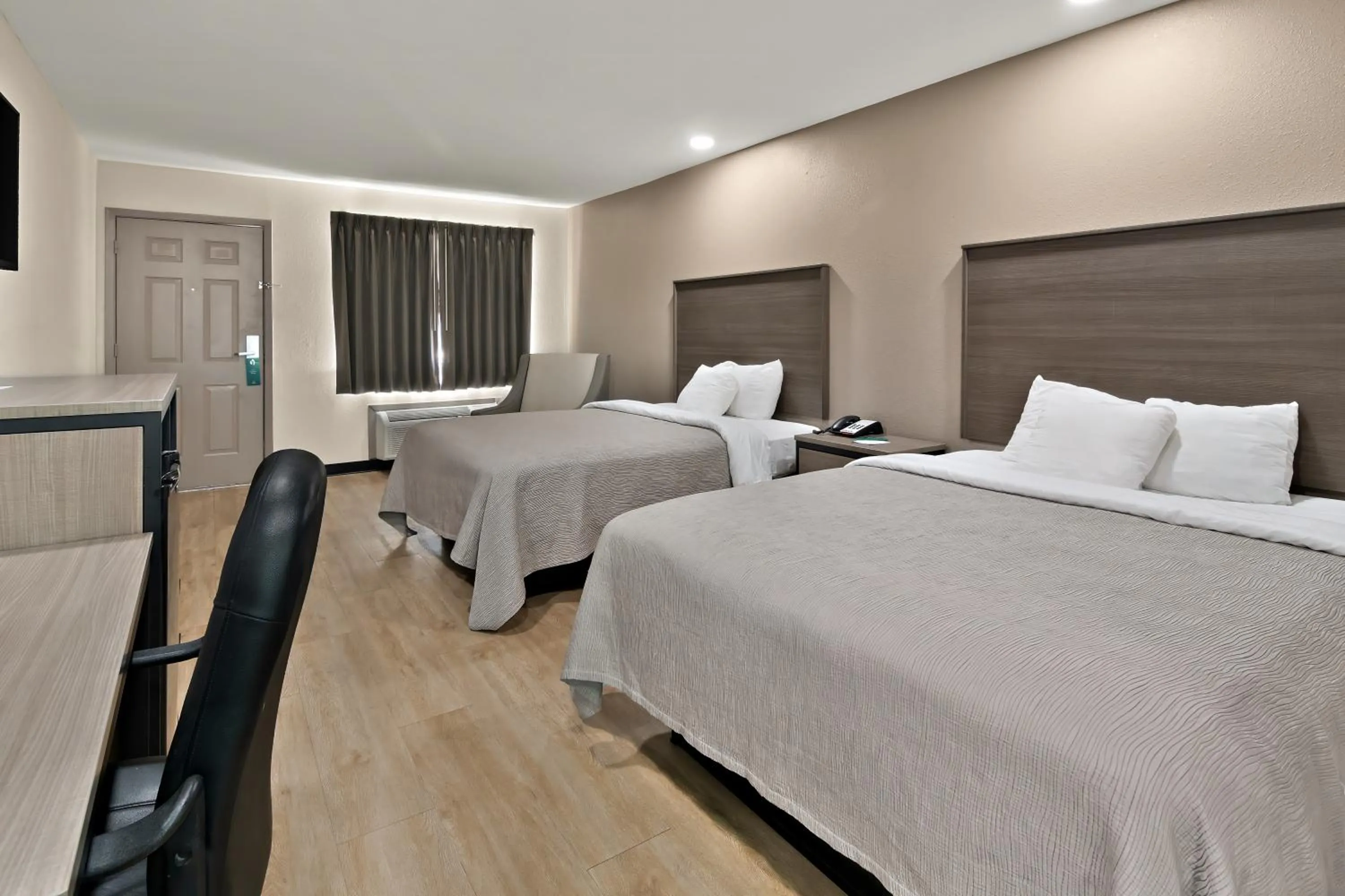 Photo of the whole room, Bed in Quality Inn & Suites Weatherford