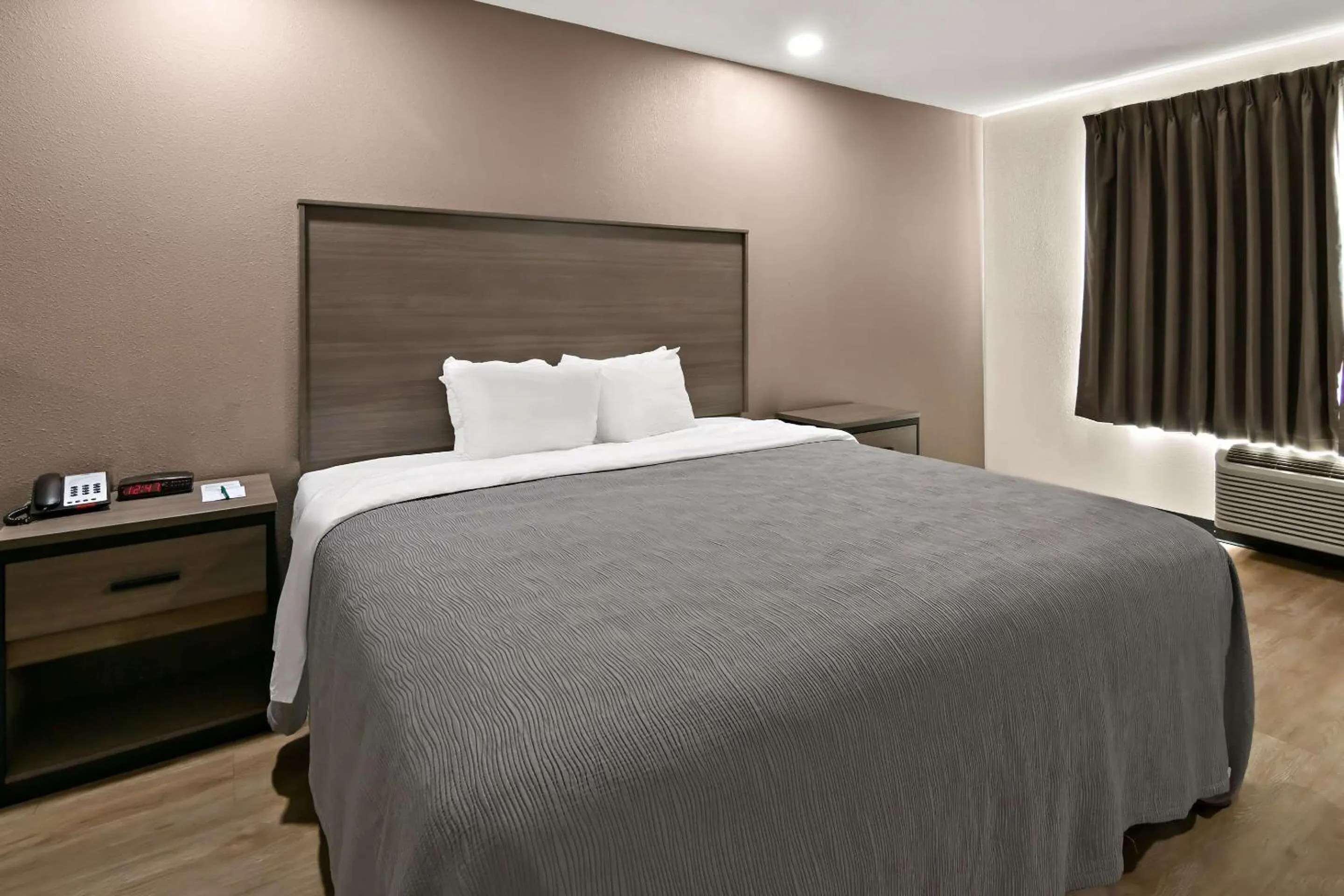 Bedroom, Bed in Quality Inn & Suites Weatherford