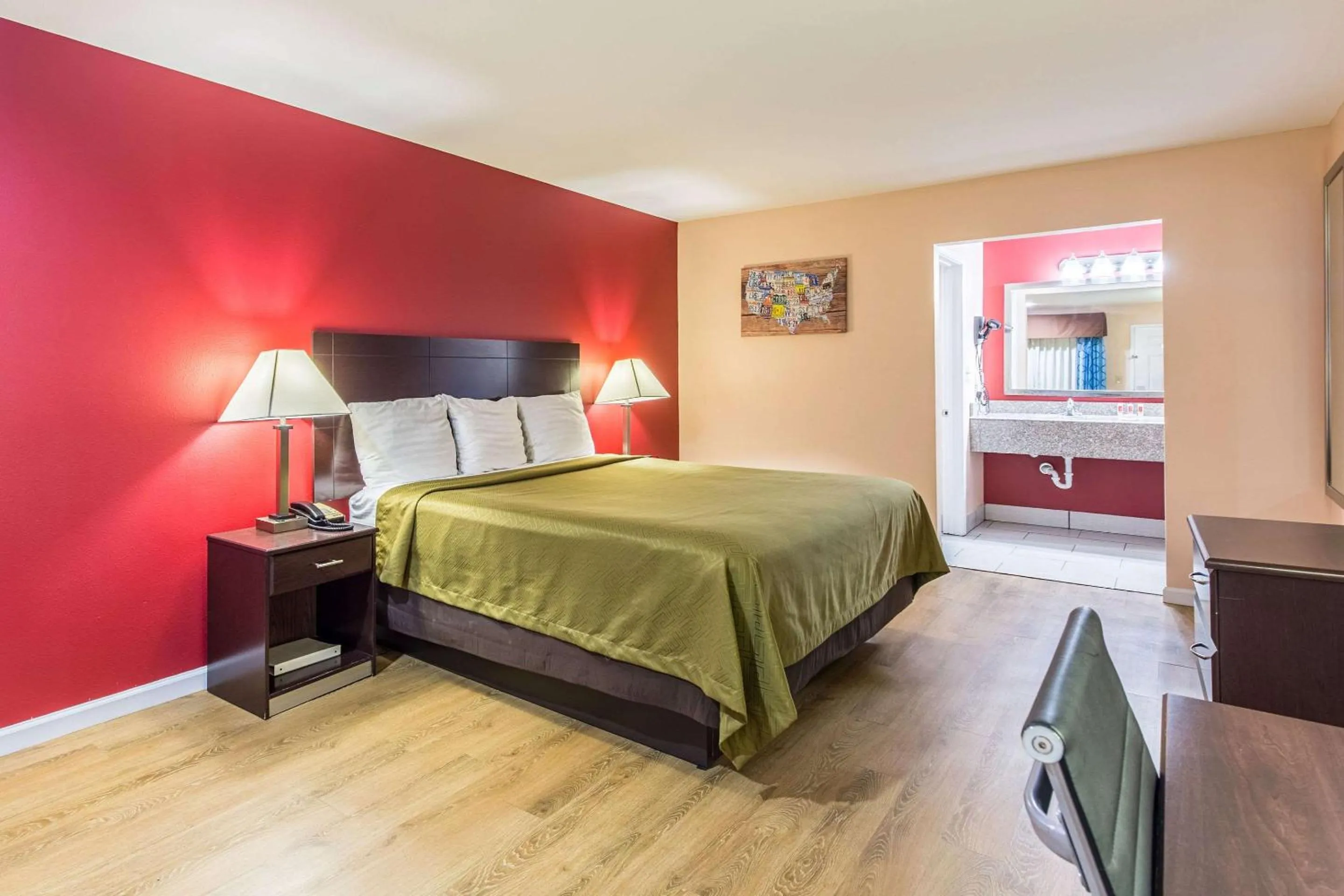 Photo of the whole room, Bed in Quality Inn & Suites Bridge City Orange