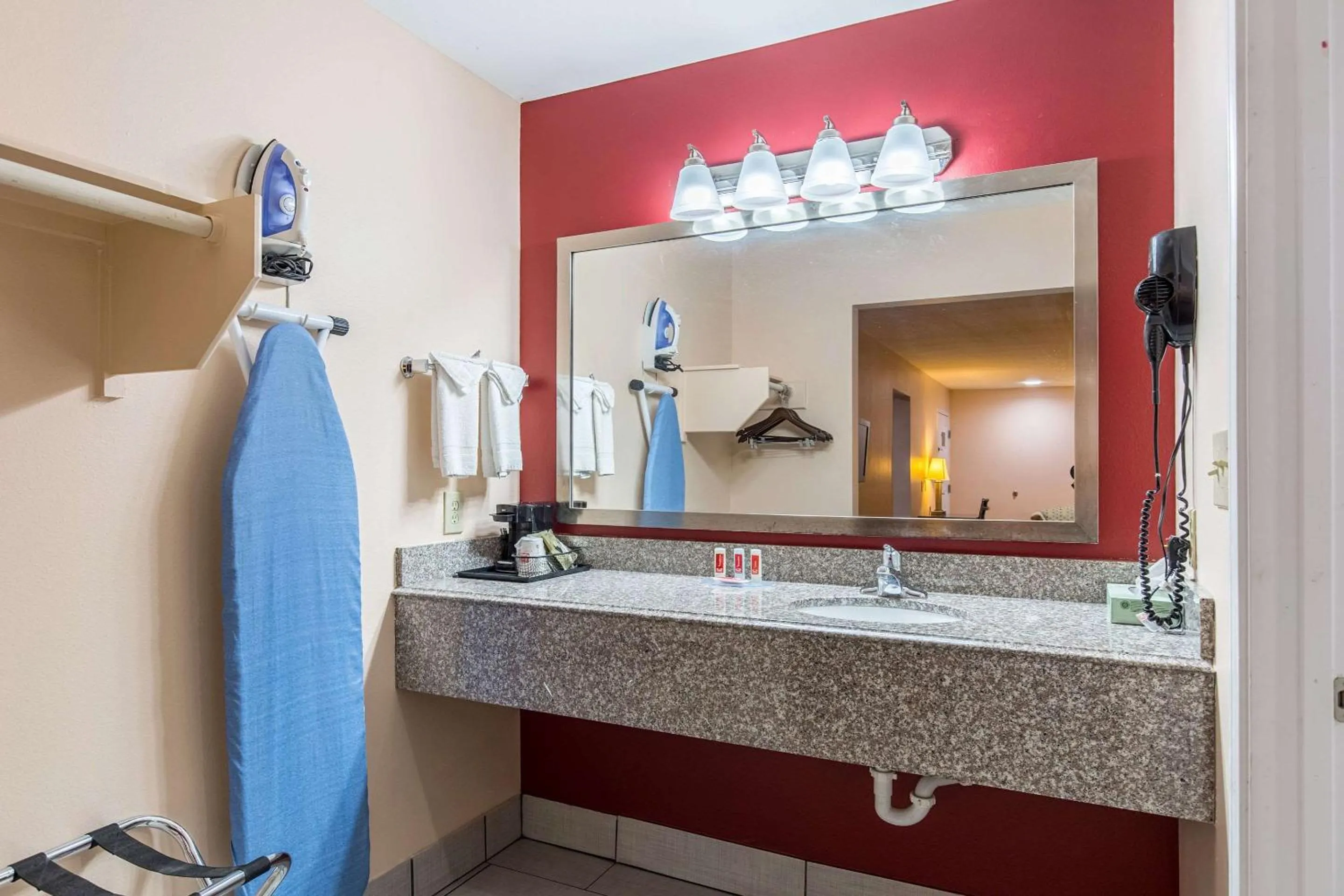 Bedroom in Quality Inn & Suites Bridge City Orange