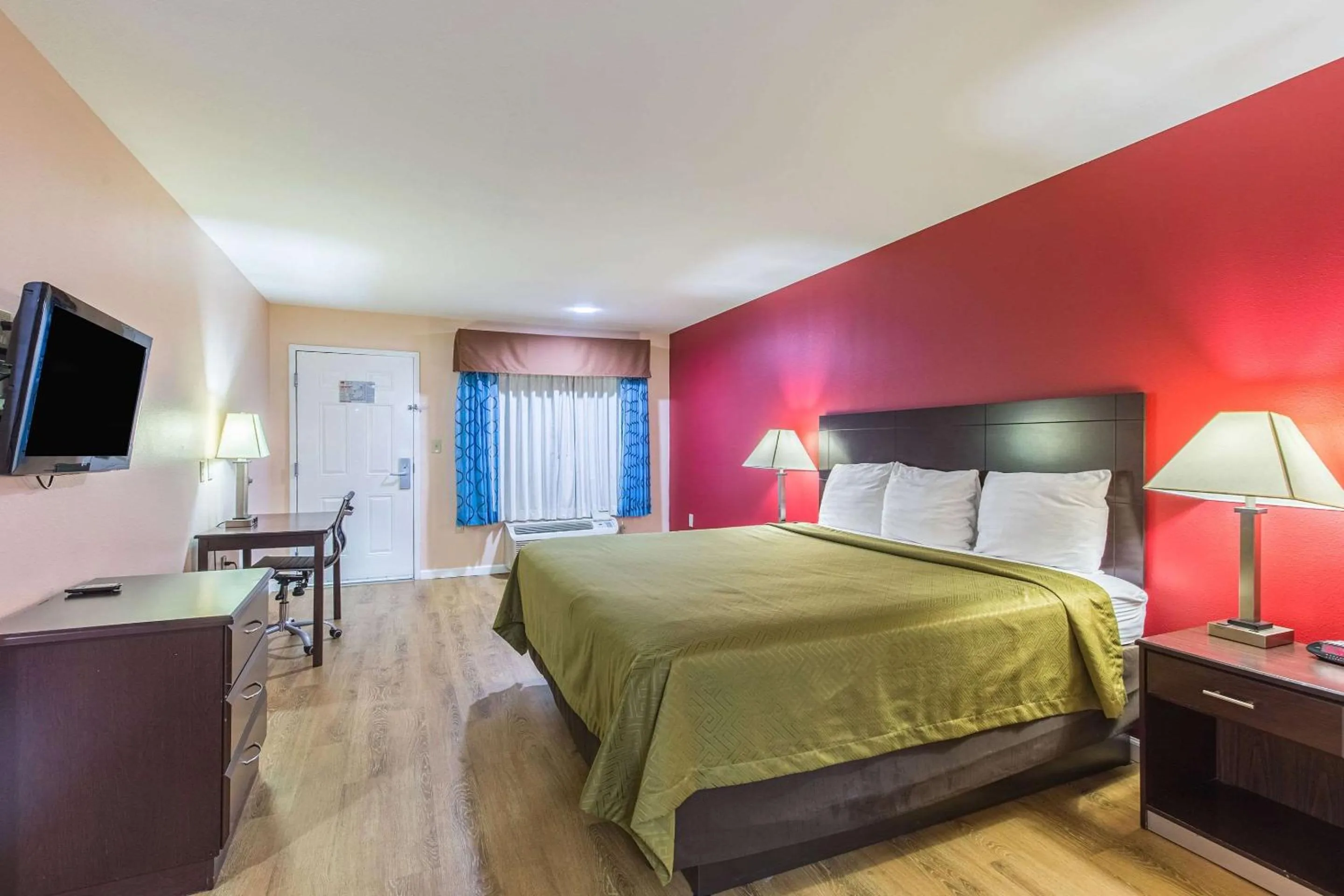 Photo of the whole room, Bed in Quality Inn & Suites Bridge City Orange