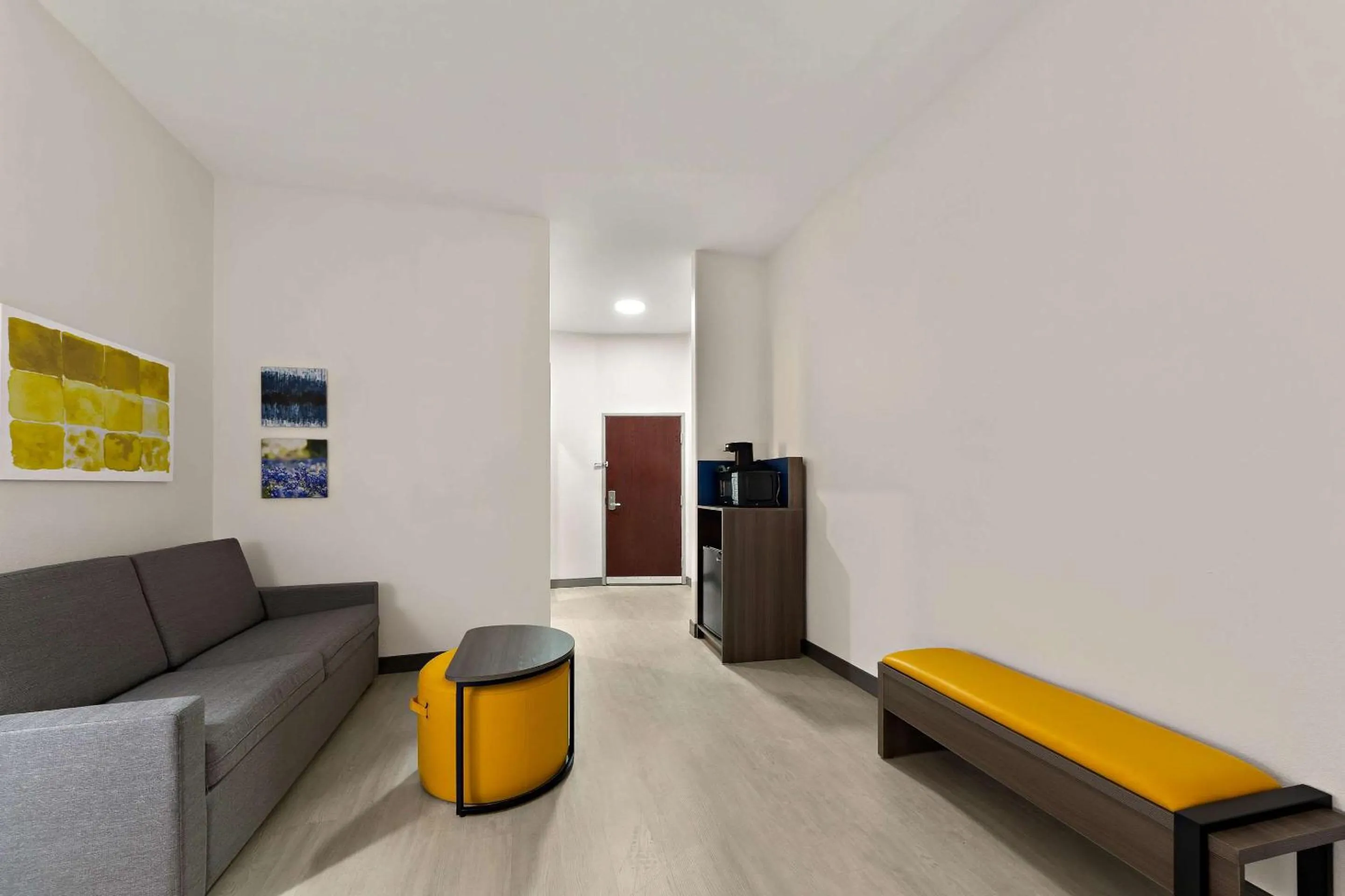 Seating area in Comfort Suites Bastrop