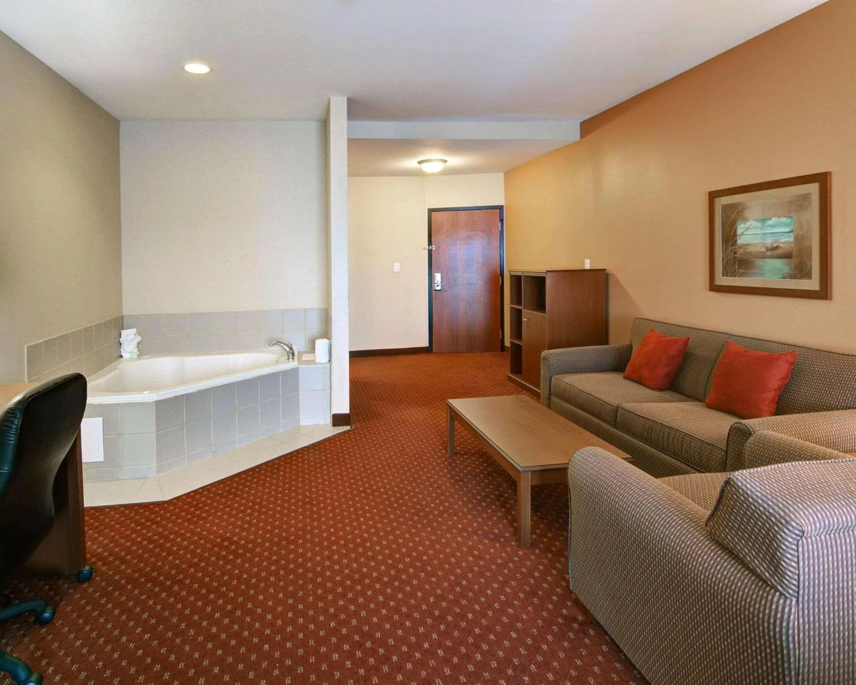 Photo of the whole room in Quality Suites Near Cedar Creek Lake