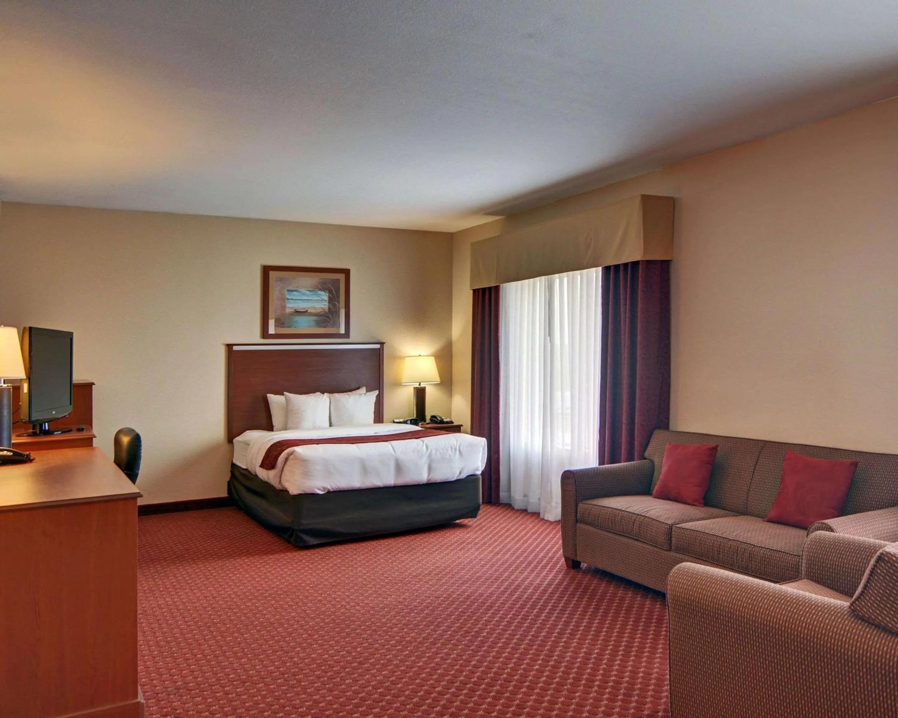 Photo of the whole room, Bed in Quality Suites Near Cedar Creek Lake
