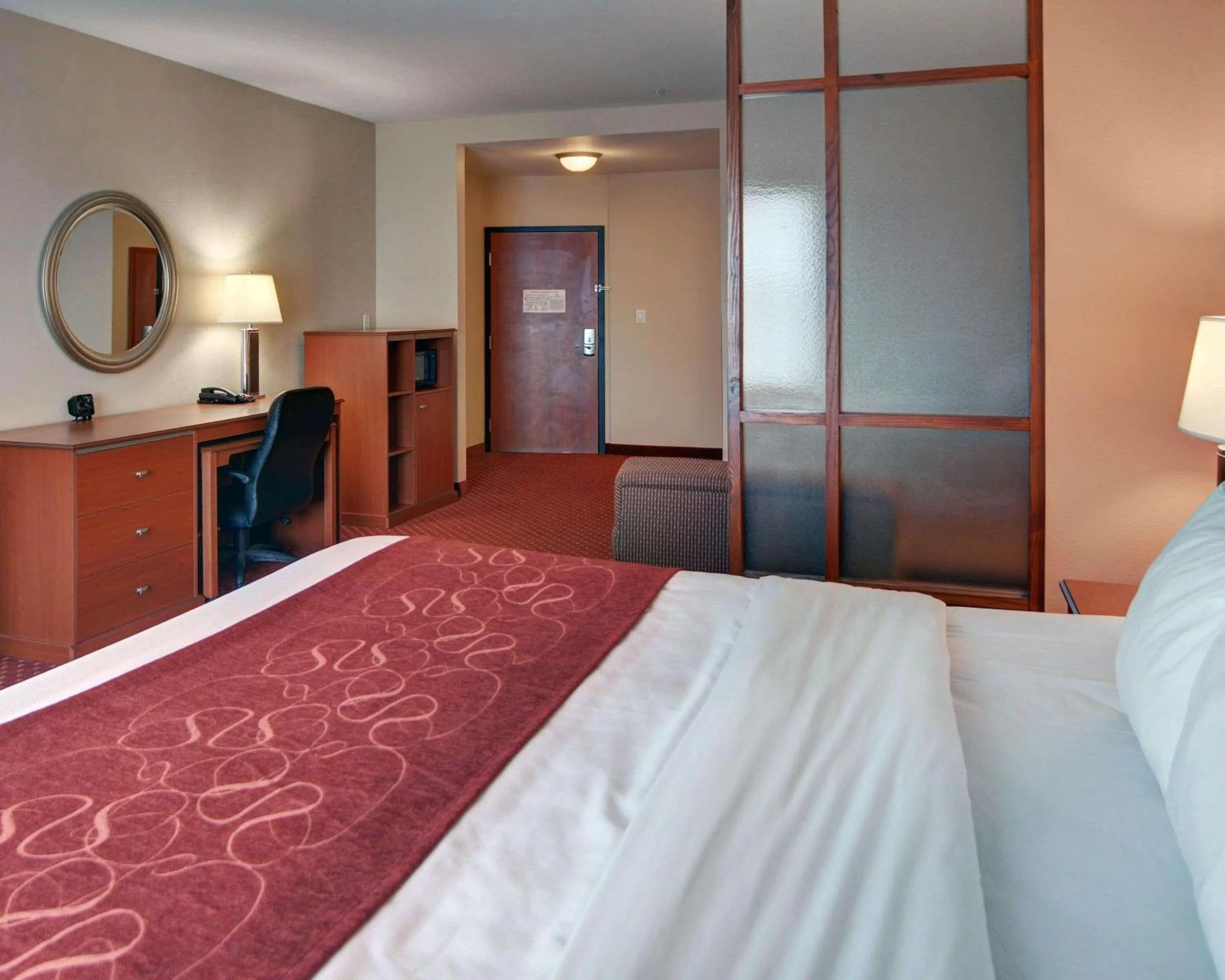 Photo of the whole room, Bed in Quality Suites Near Cedar Creek Lake