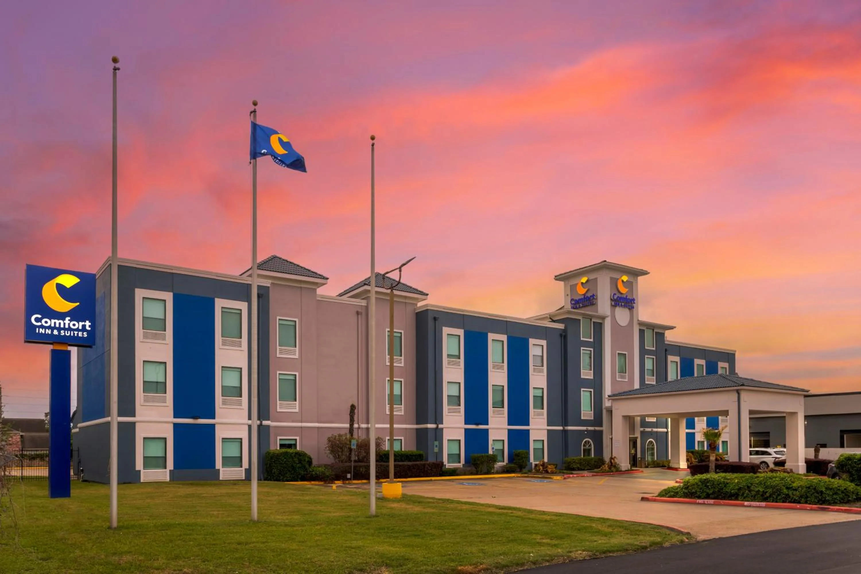 Property building in Comfort Inn & Suites Houston FM1960 - Champions