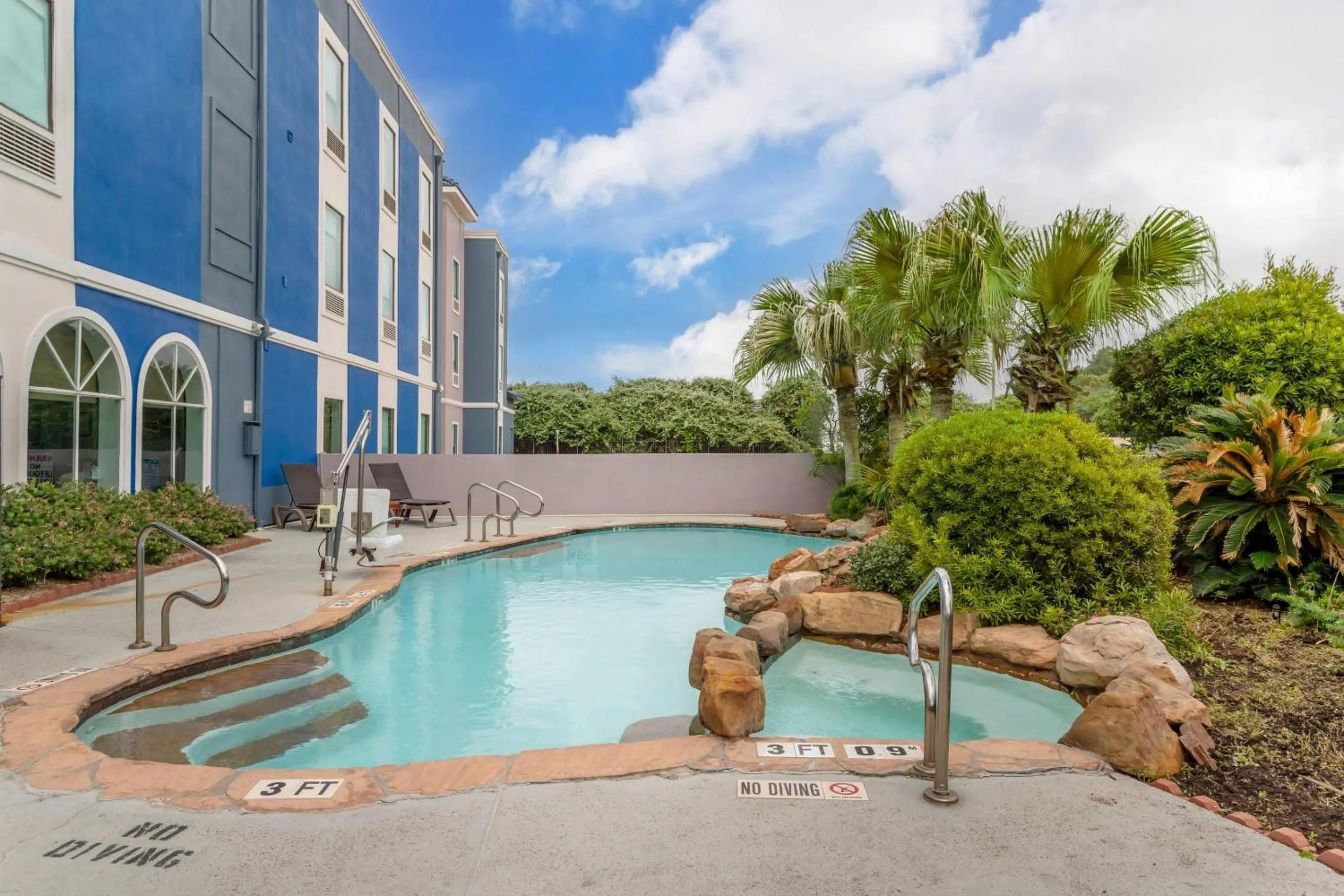 Swimming pool in Comfort Inn & Suites Houston FM1960 - Champions