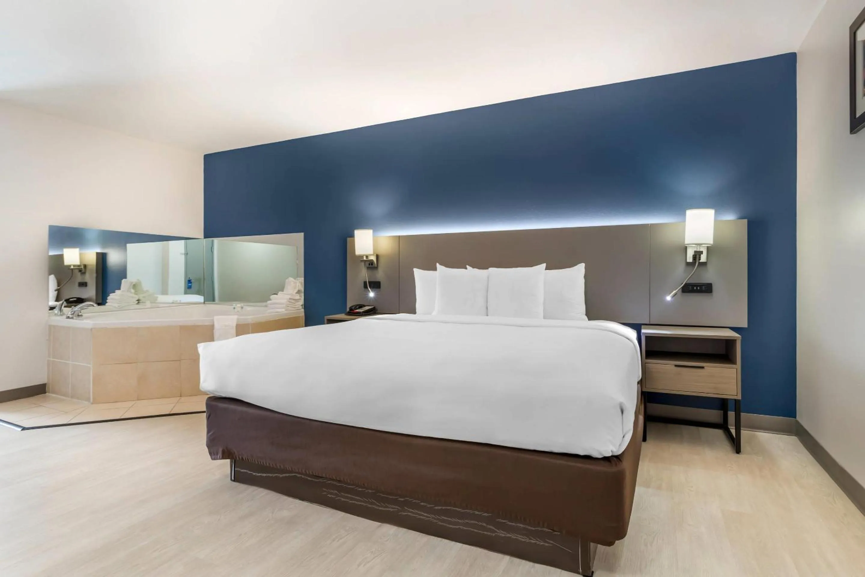 Bedroom, Bed in Comfort Inn & Suites Houston FM1960 - Champions