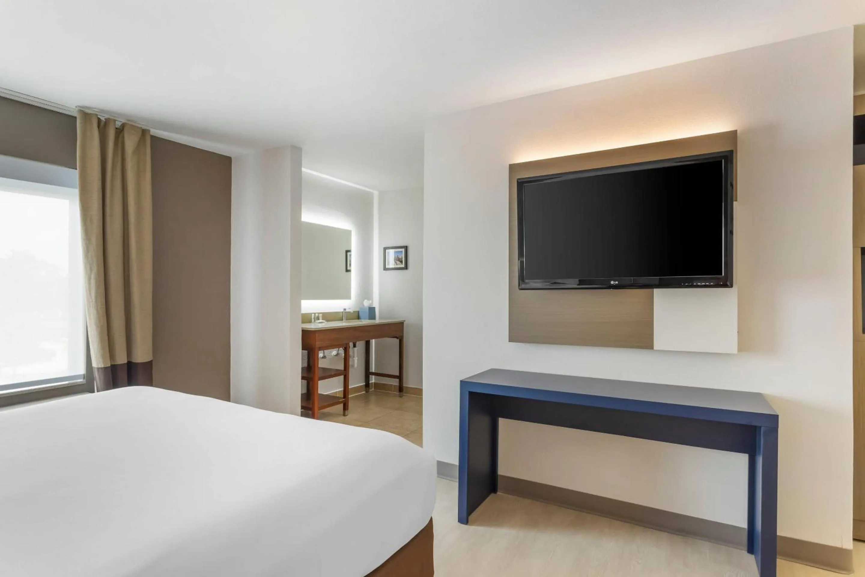 Bedroom, Bed in Comfort Inn & Suites Houston FM1960 - Champions