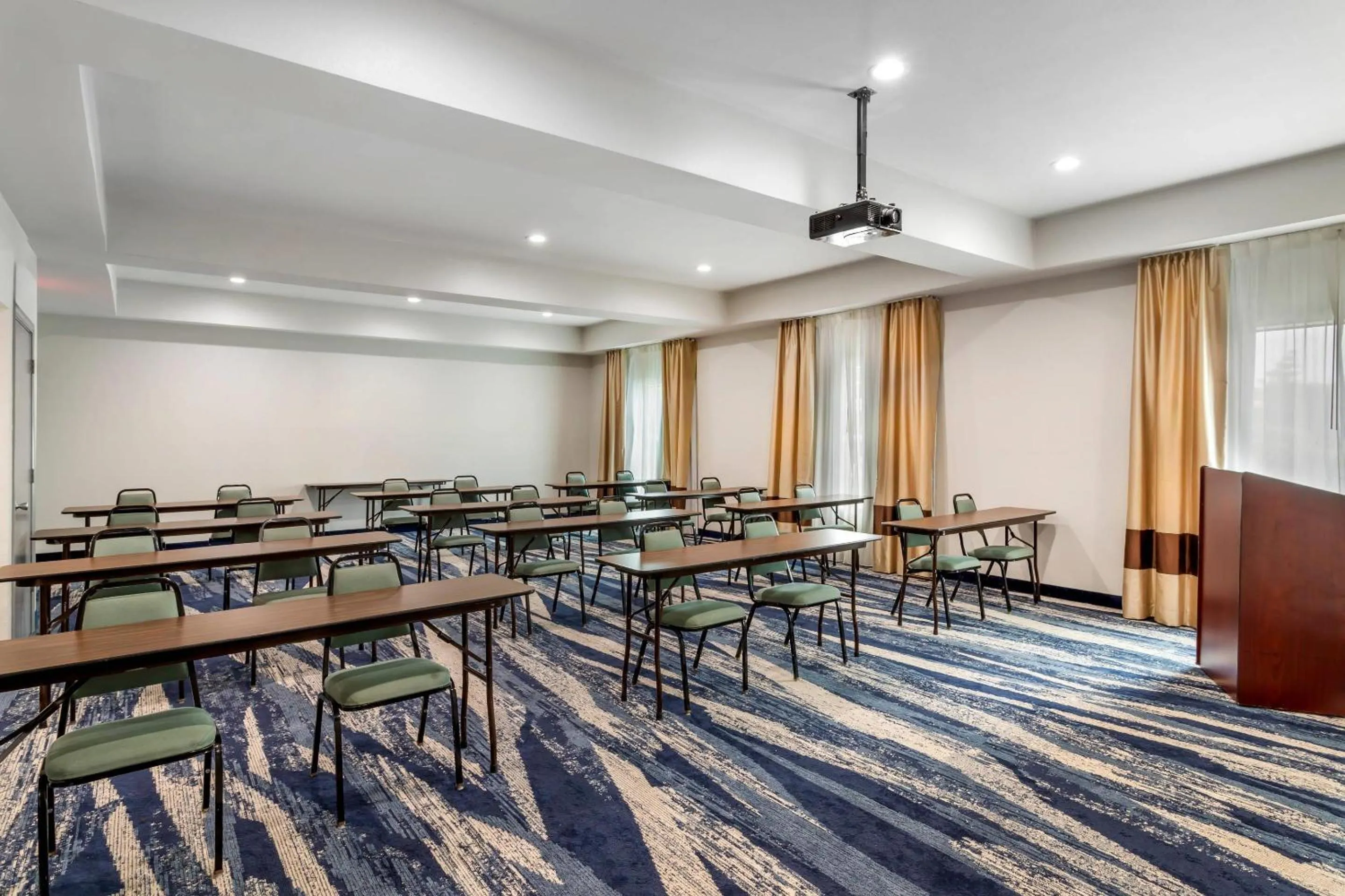 Meeting/conference room in Comfort Inn & Suites Houston FM1960 - Champions