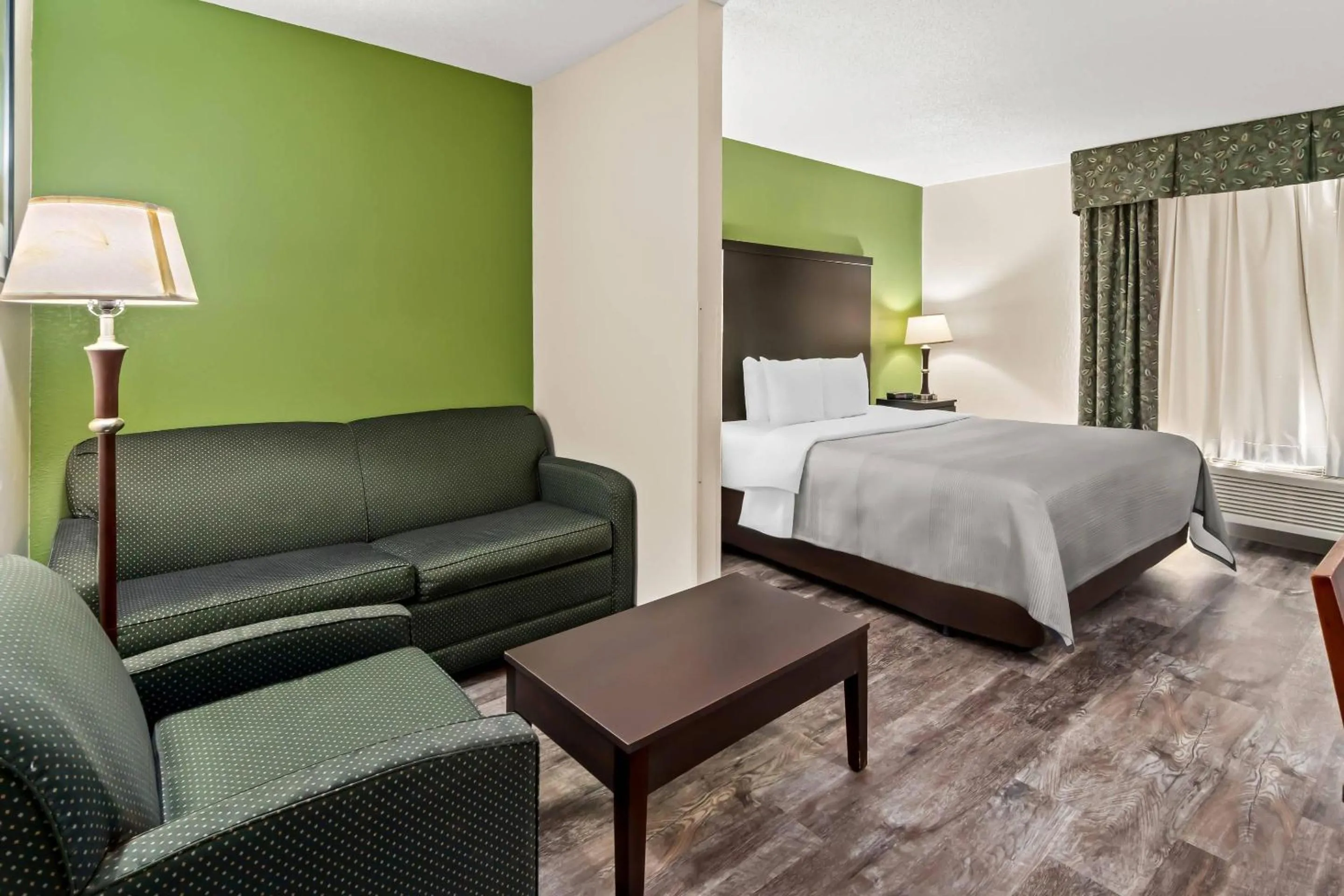 Bedroom, Bed in Quality Inn & Suites - Granbury