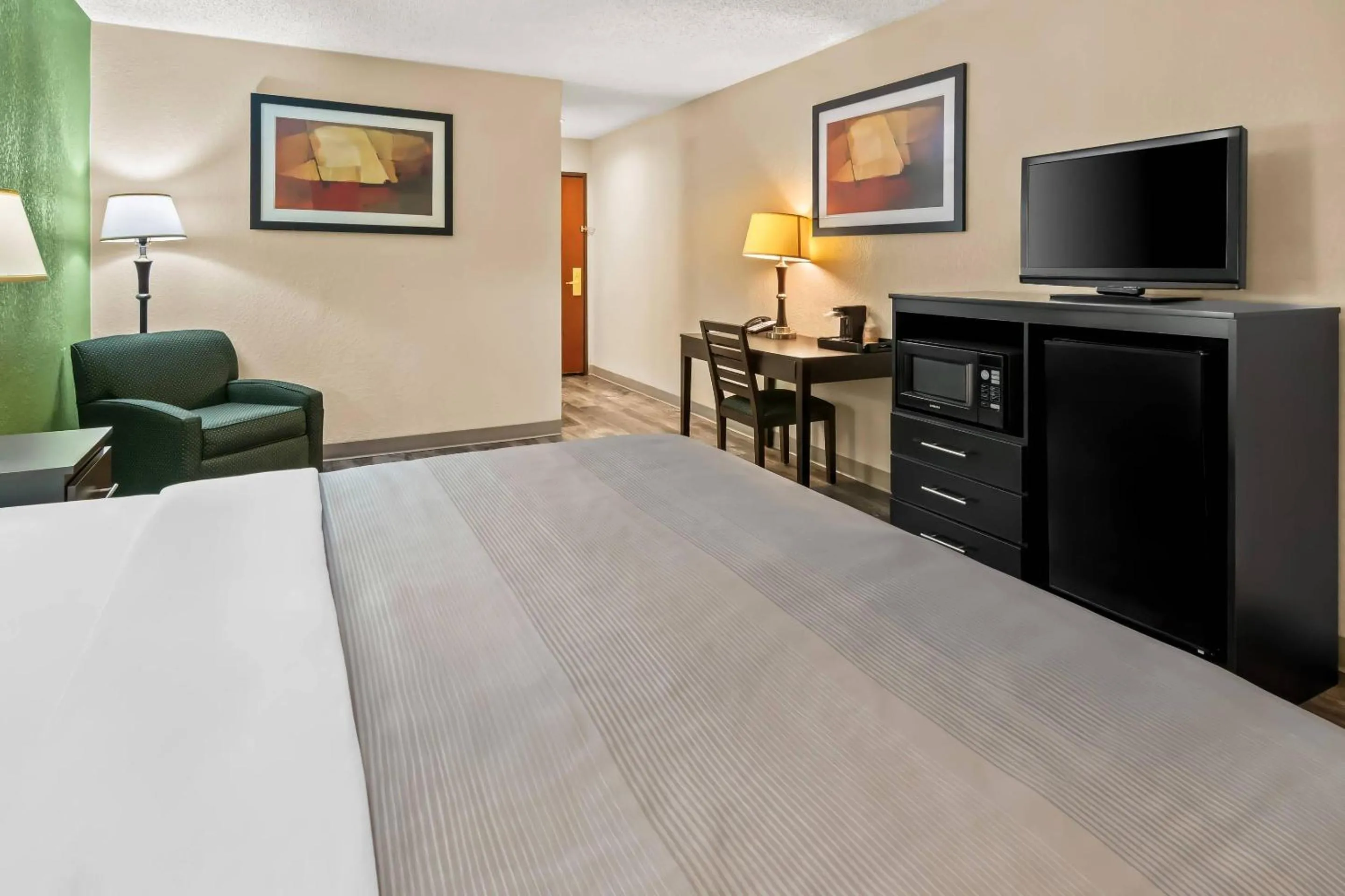 Bedroom, Bed in Quality Inn & Suites - Granbury