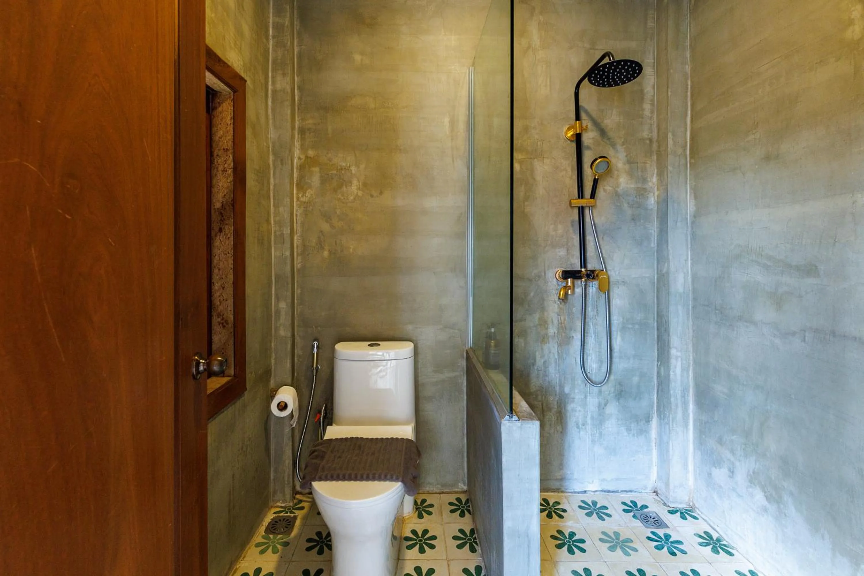 Shower in Dontrei Villa Angkor