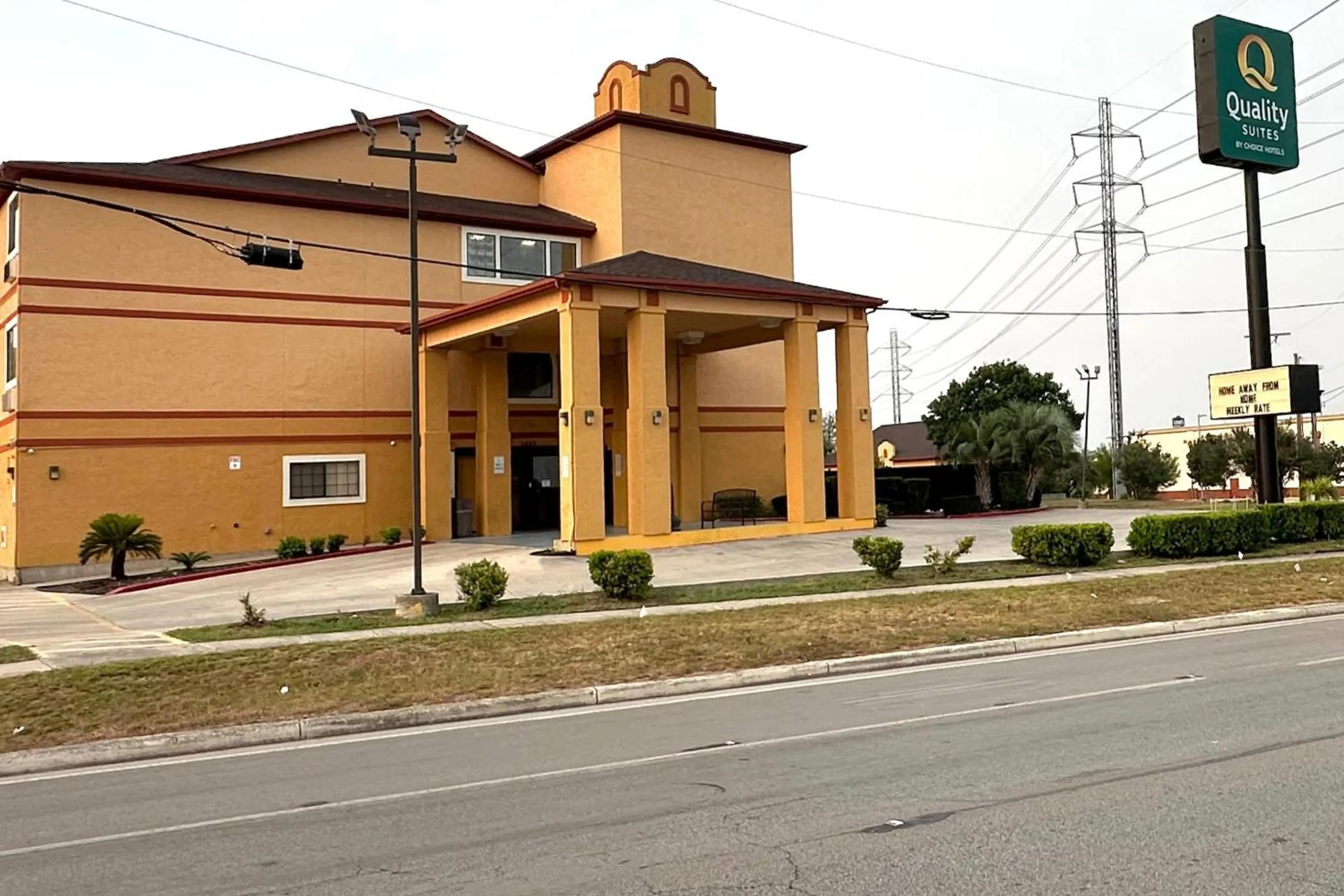 Property building in Quality Suites San Antonio Brooks City Base