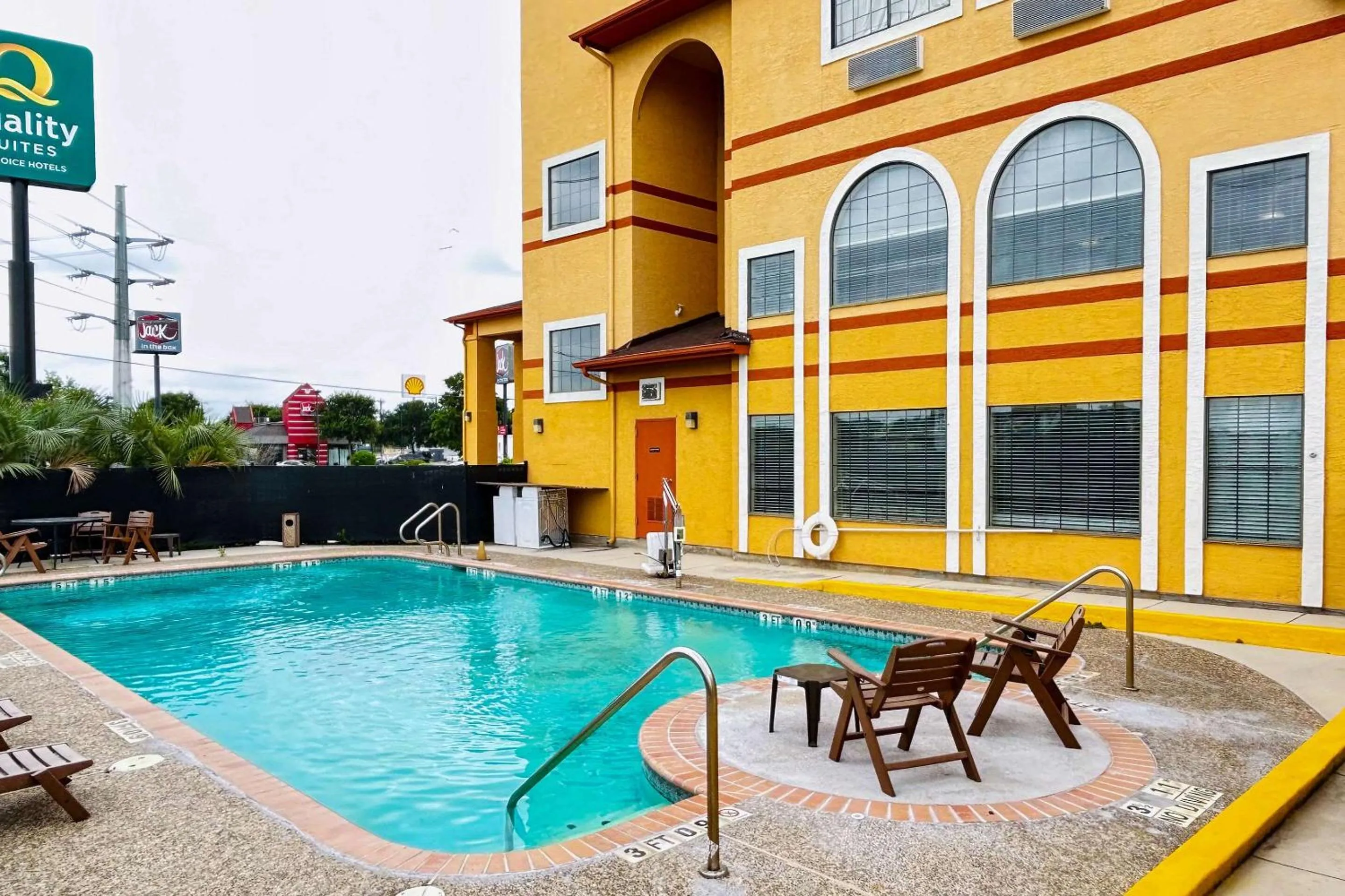 Swimming pool in Quality Suites San Antonio Brooks City Base