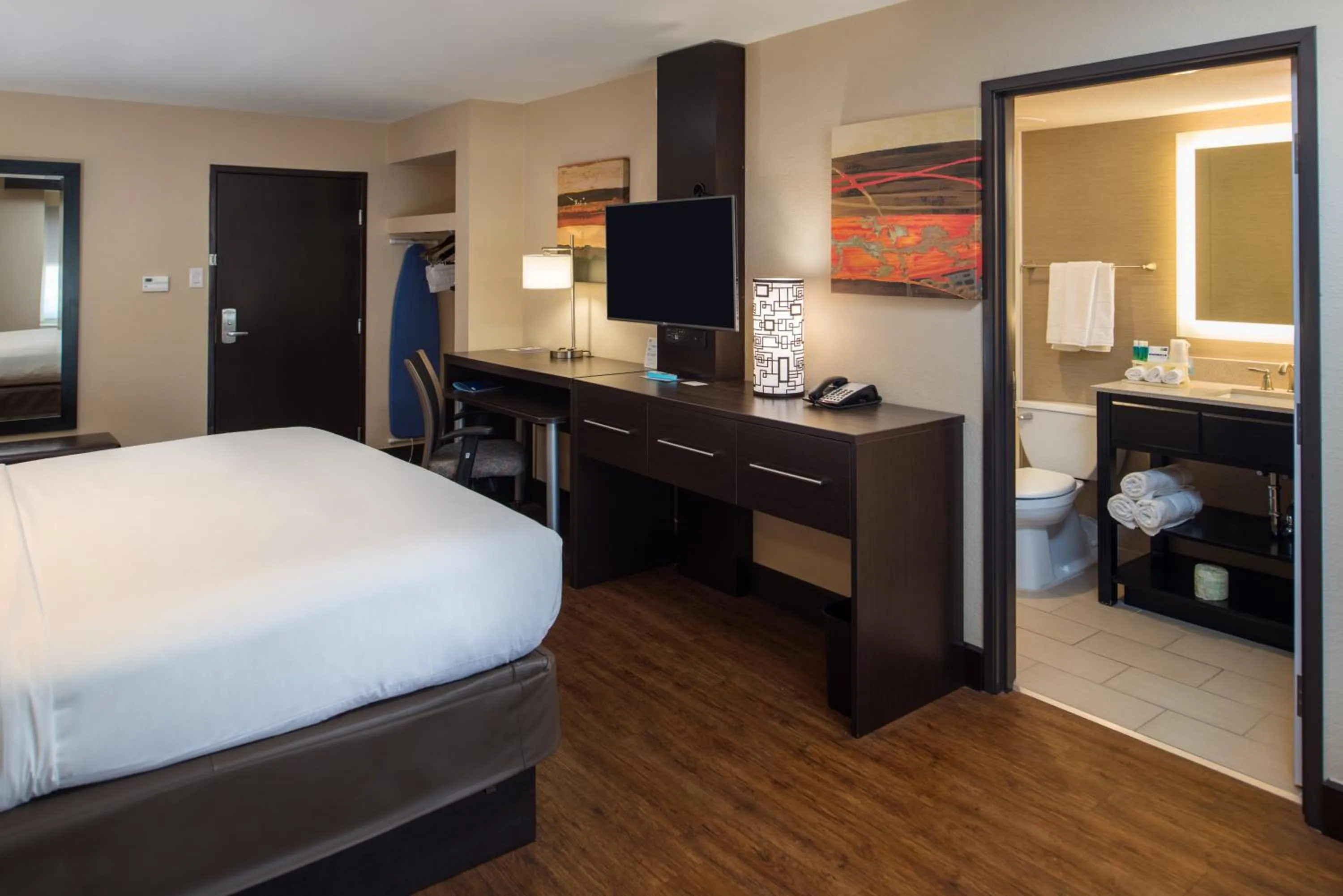 Photo of the whole room, Bed in Holiday Inn Express & Suites San Antonio Medical - Six Flags by IHG