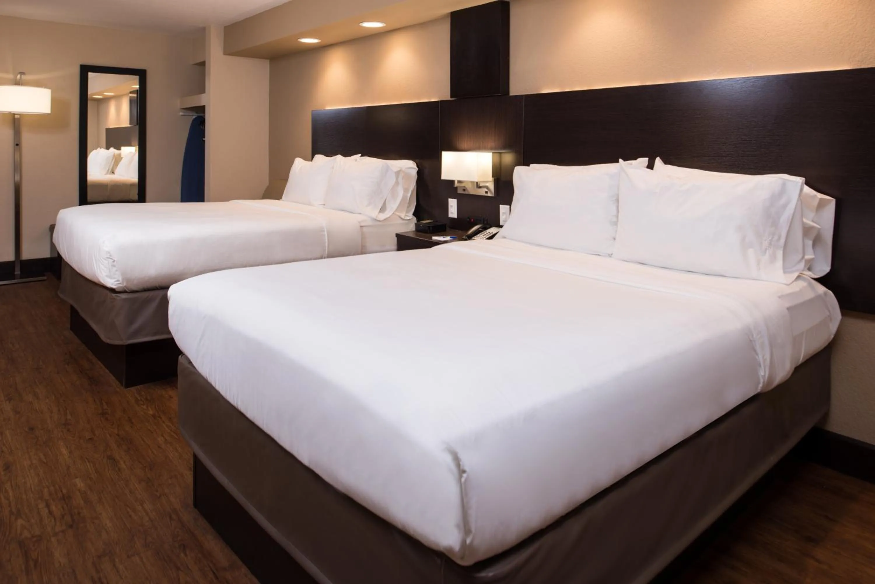 Photo of the whole room, Bed in Holiday Inn Express & Suites San Antonio Medical - Six Flags by IHG