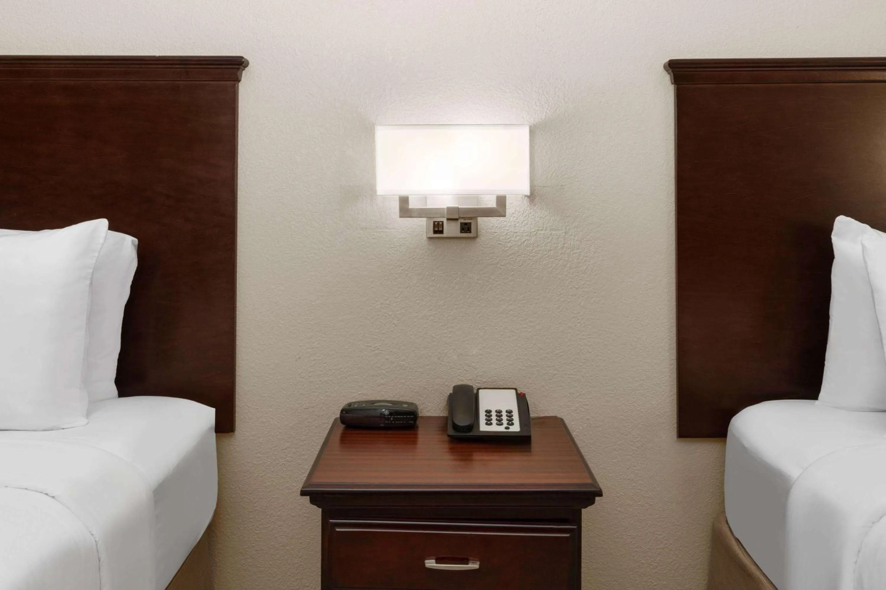 Photo of the whole room, Bed in Baymont by Wyndham Houston Brookhollow