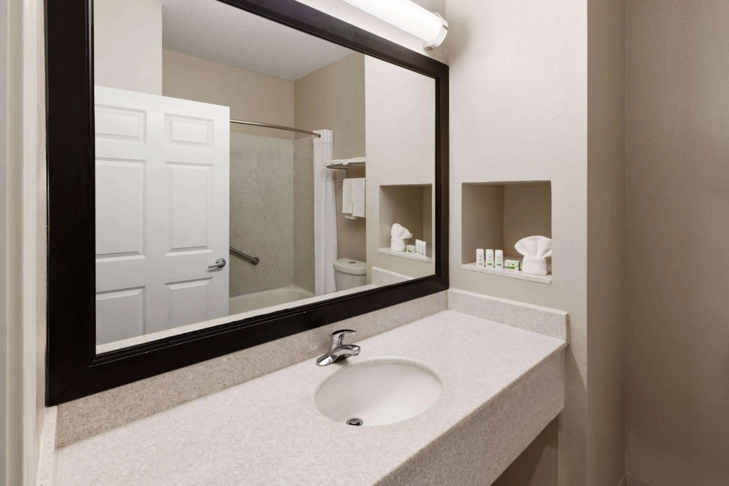 TV and multimedia in Baymont by Wyndham Houston Brookhollow