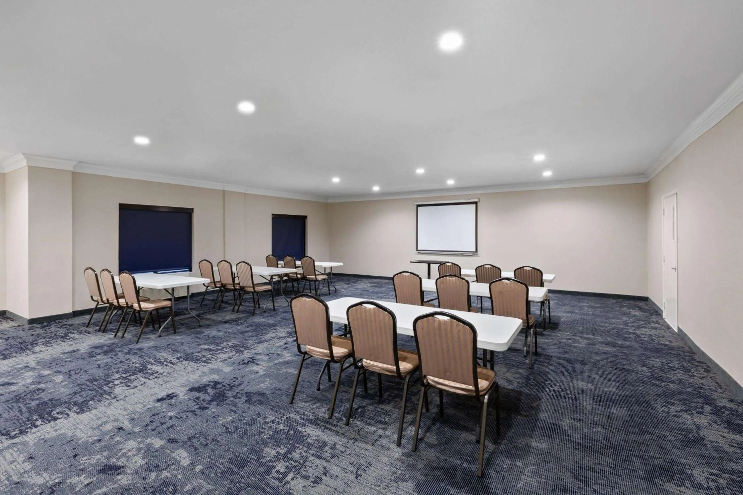 Meeting/conference room in Baymont by Wyndham Houston Brookhollow