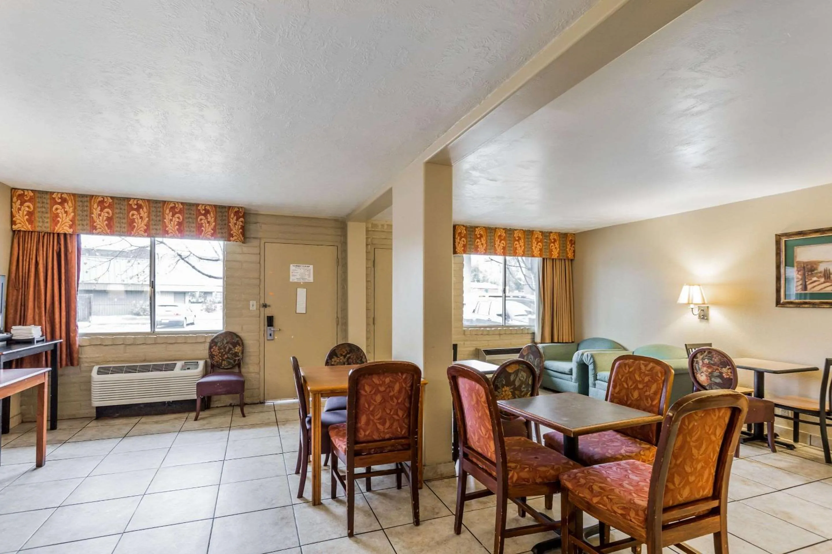 Restaurant/places to eat in Econo Lodge Downtown