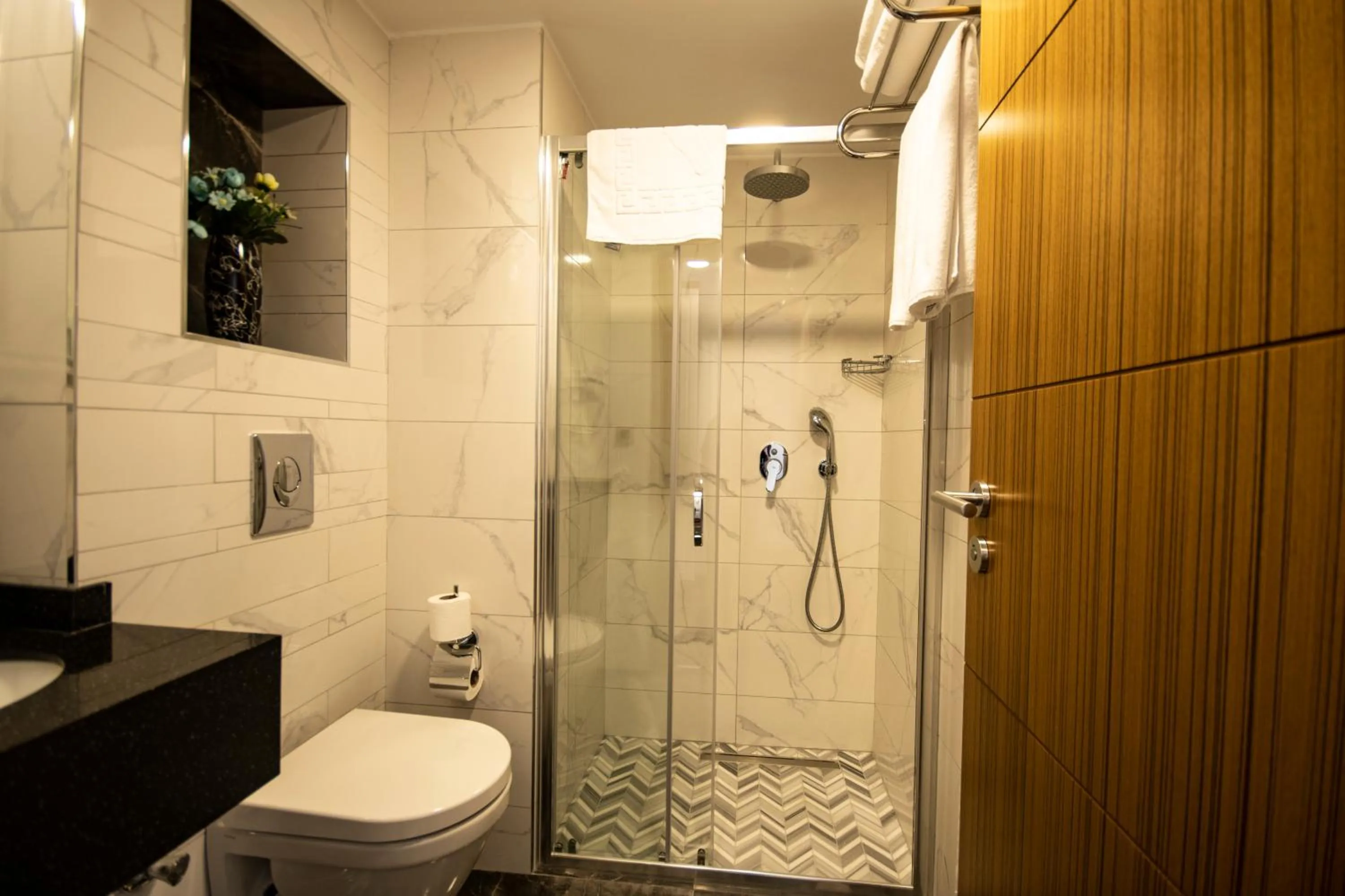 Shower in Eliza Hotel