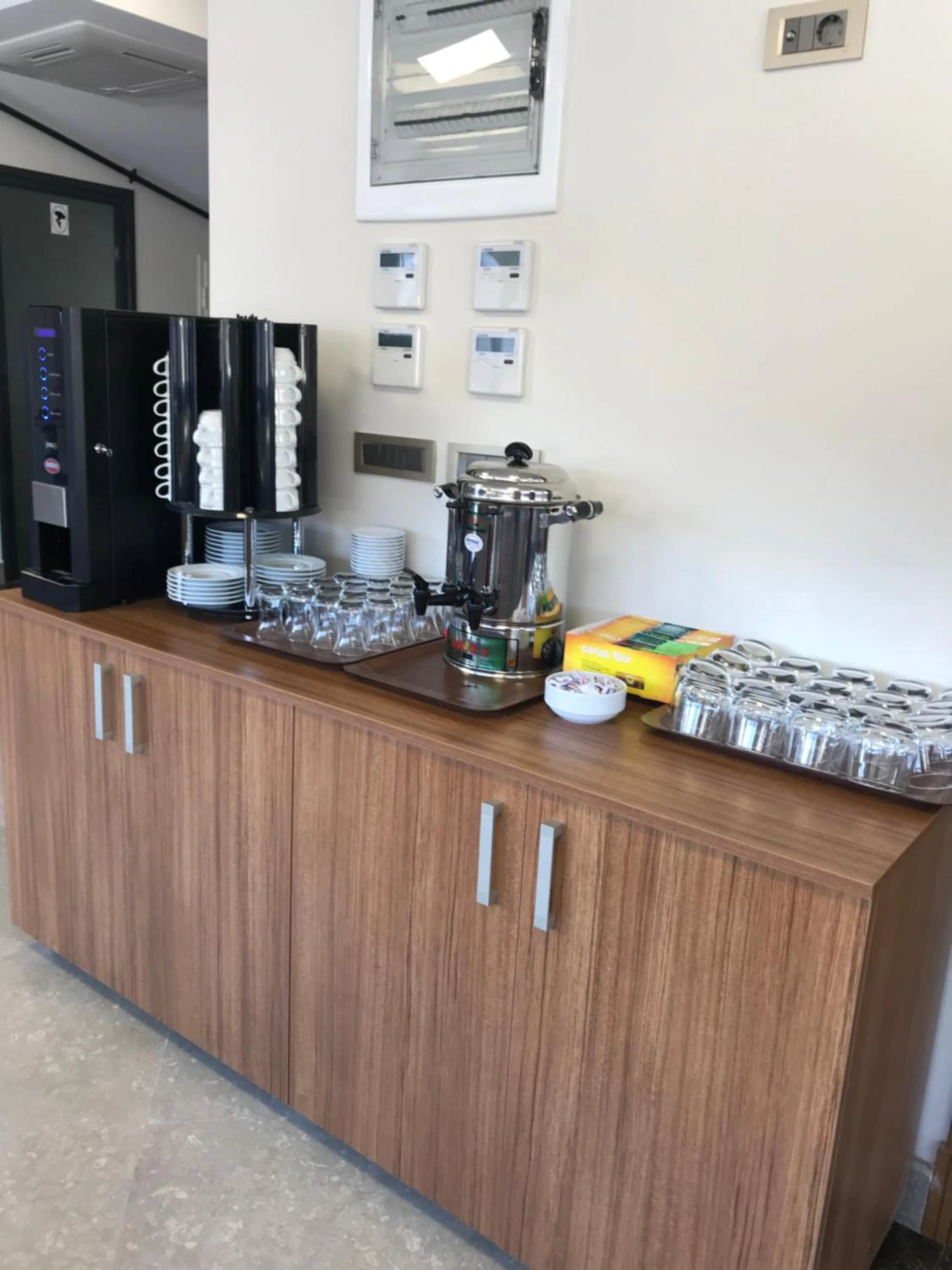 Coffee/tea facilities in Eliza Hotel