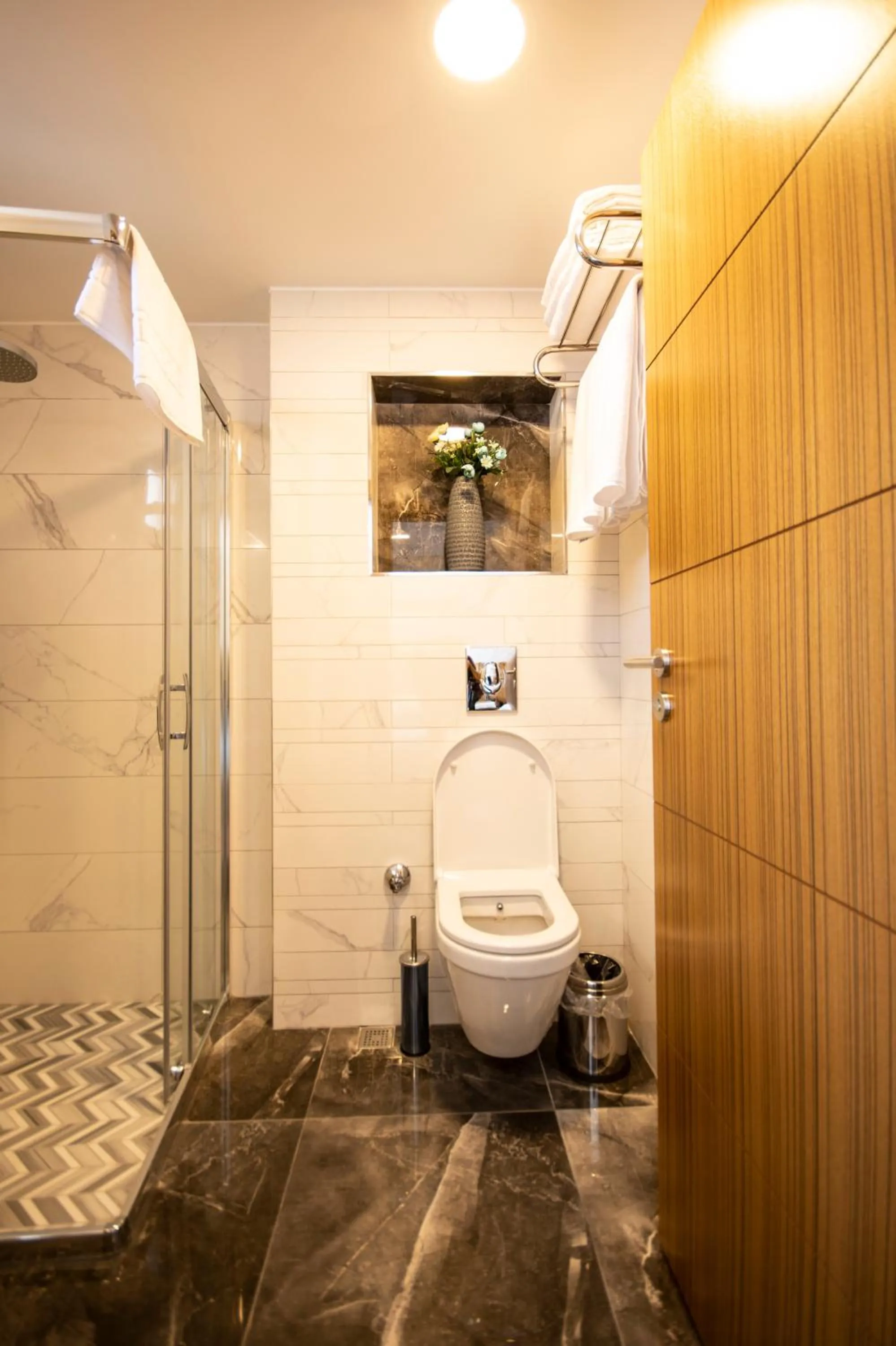 Shower in Eliza Hotel