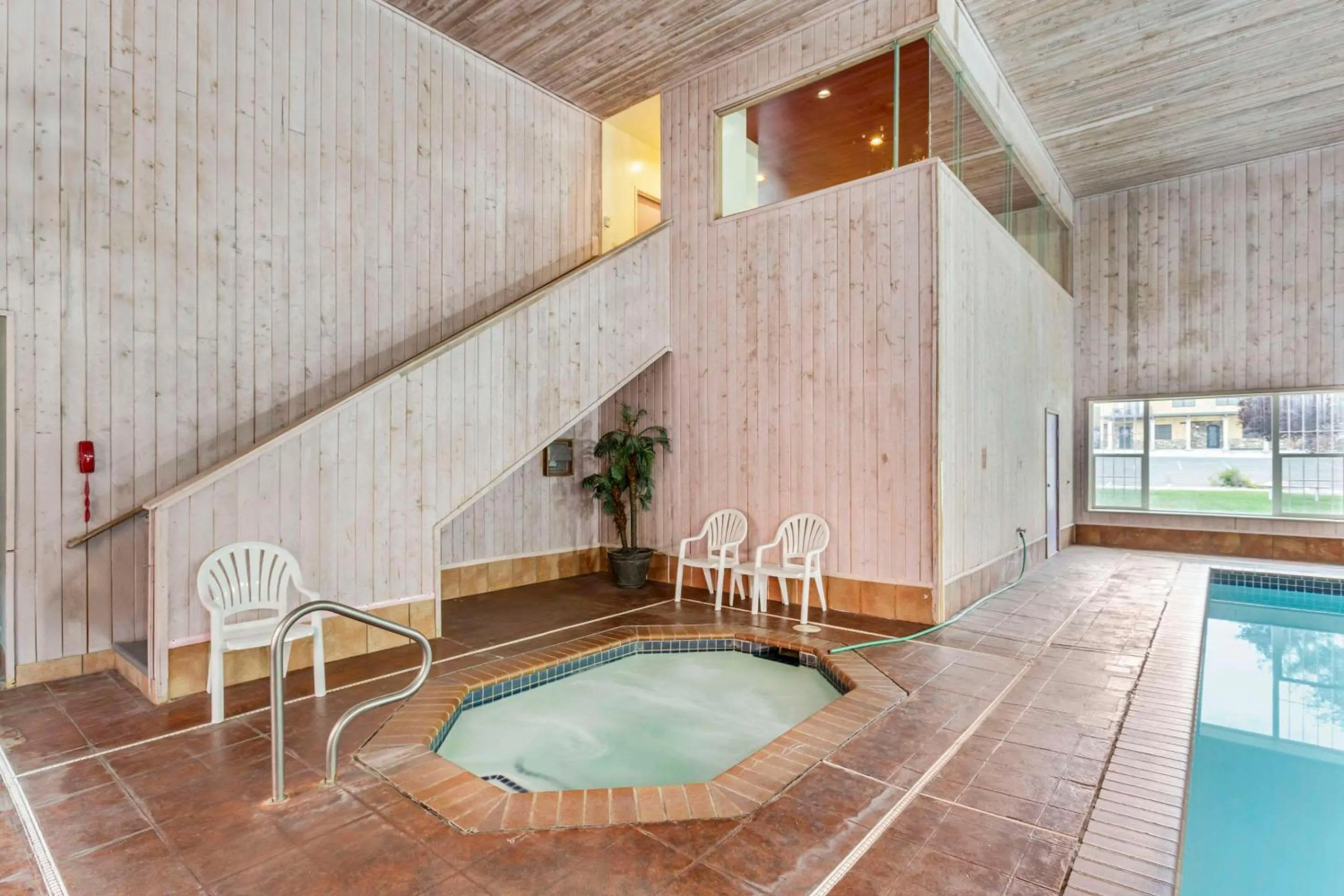 Swimming pool in Quality Suites Moab near Arches National Park