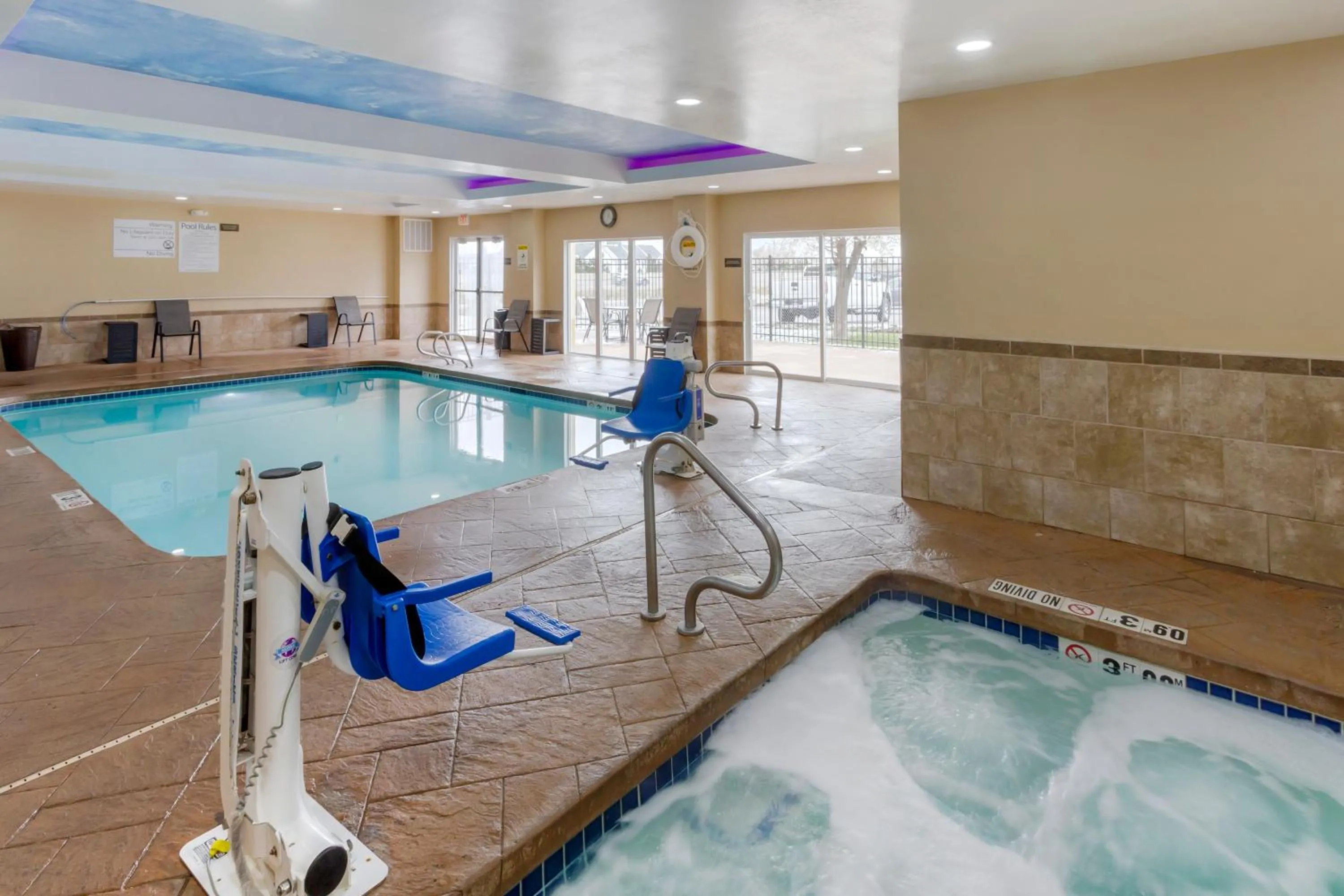 Swimming pool in Comfort Inn & Suites Woods Cross - Salt Lake City North