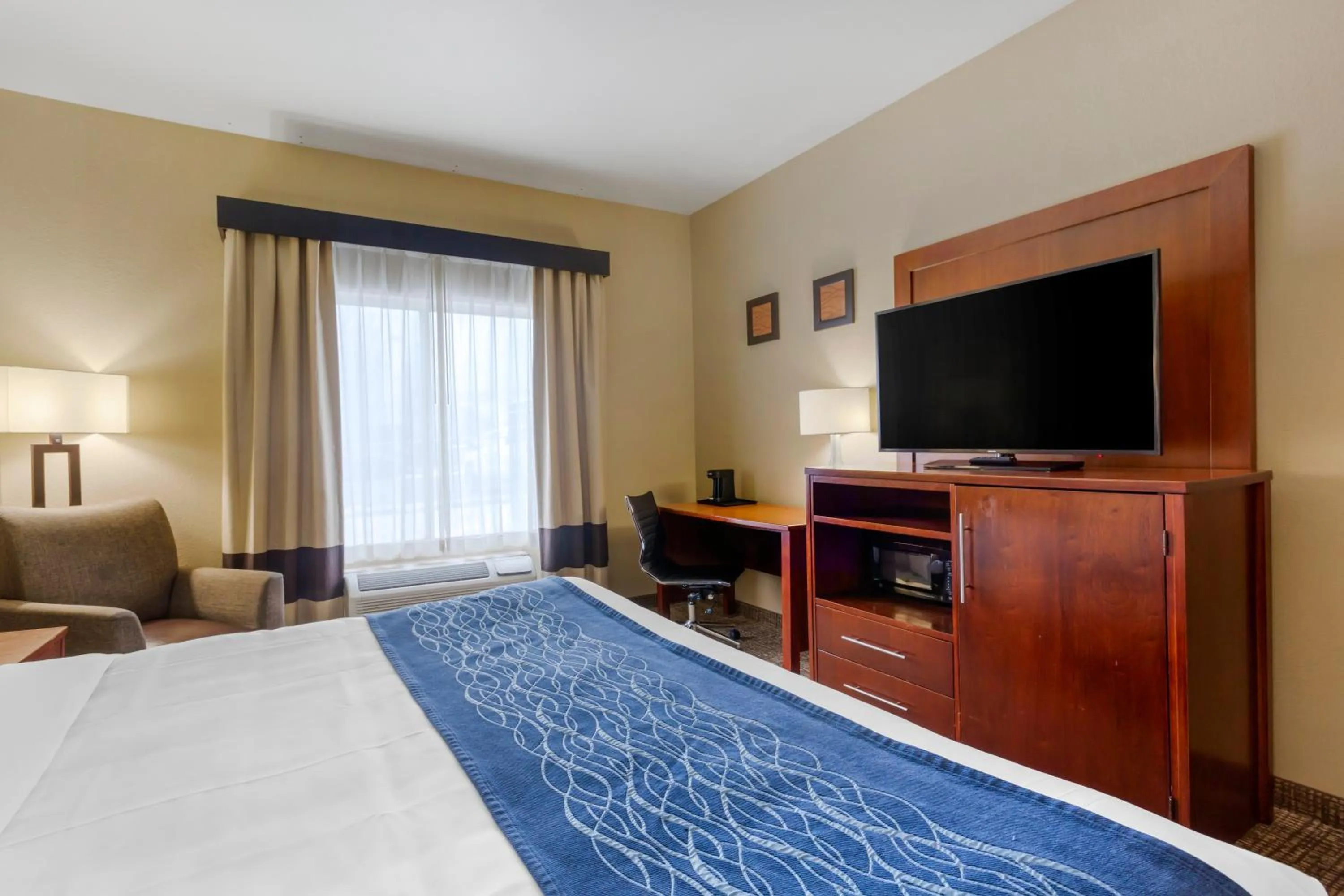 Photo of the whole room, Bed in Comfort Inn & Suites Woods Cross - Salt Lake City North
