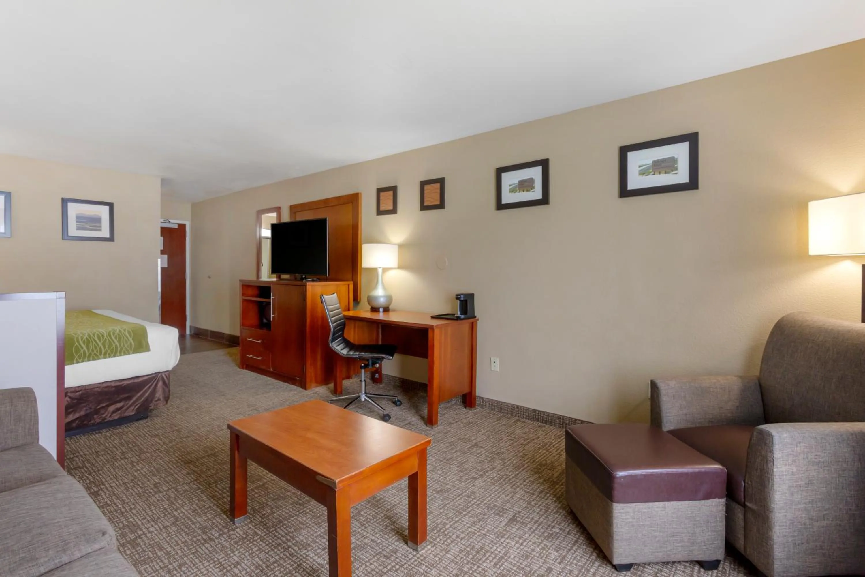 Photo of the whole room, Bed in Comfort Inn & Suites Woods Cross - Salt Lake City North