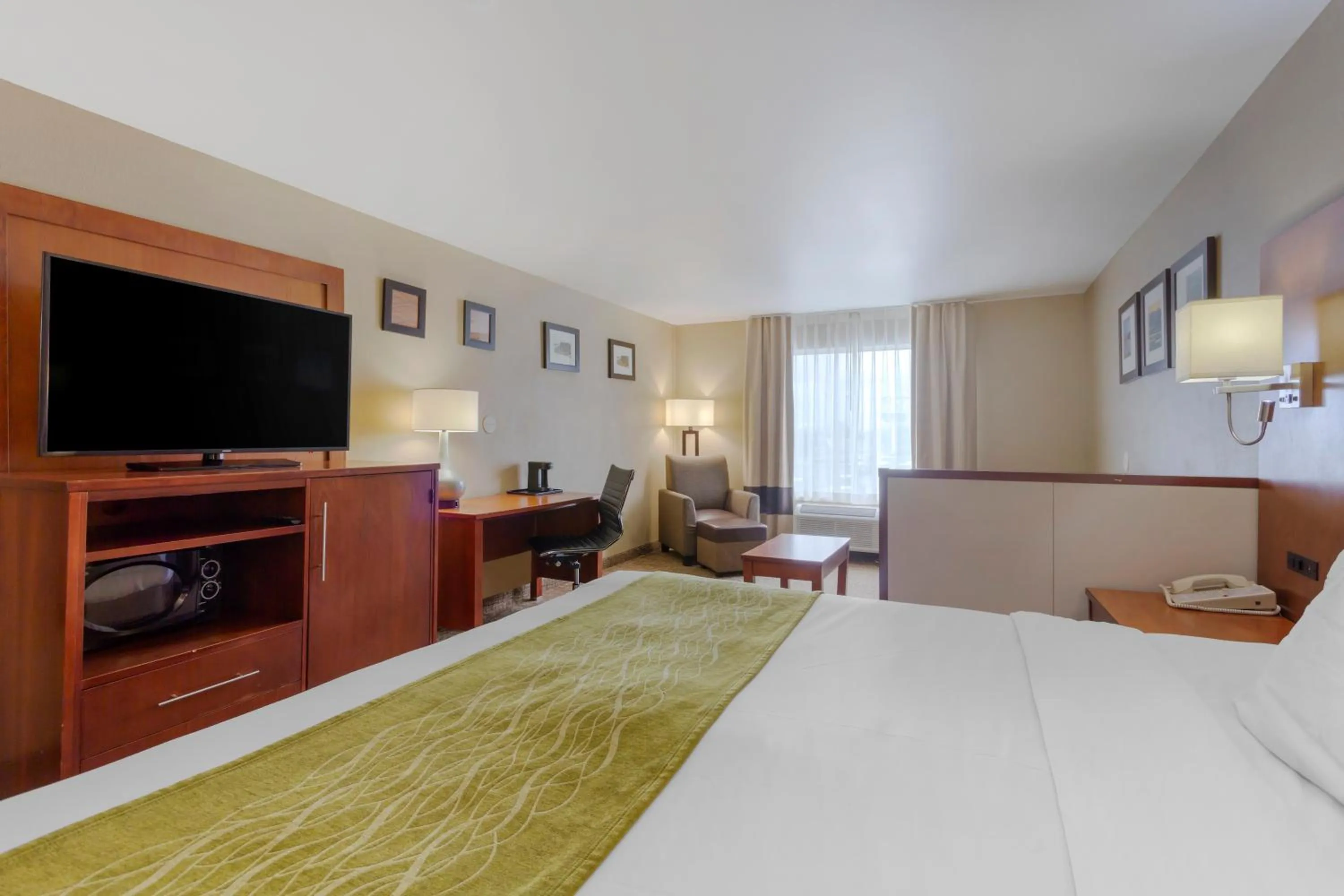 Photo of the whole room, Bed in Comfort Inn & Suites Woods Cross - Salt Lake City North