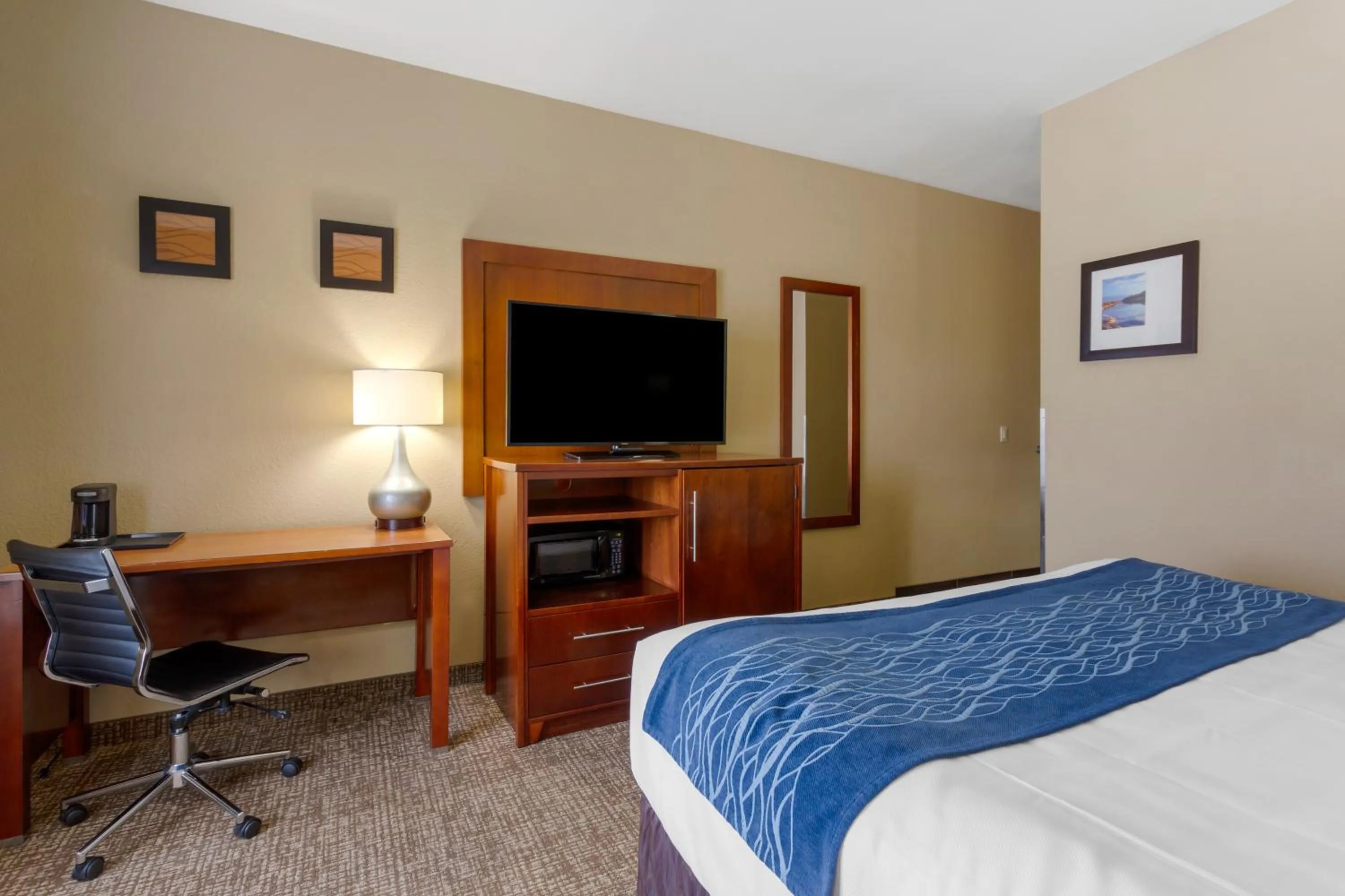 Photo of the whole room, Bed in Comfort Inn & Suites Woods Cross - Salt Lake City North