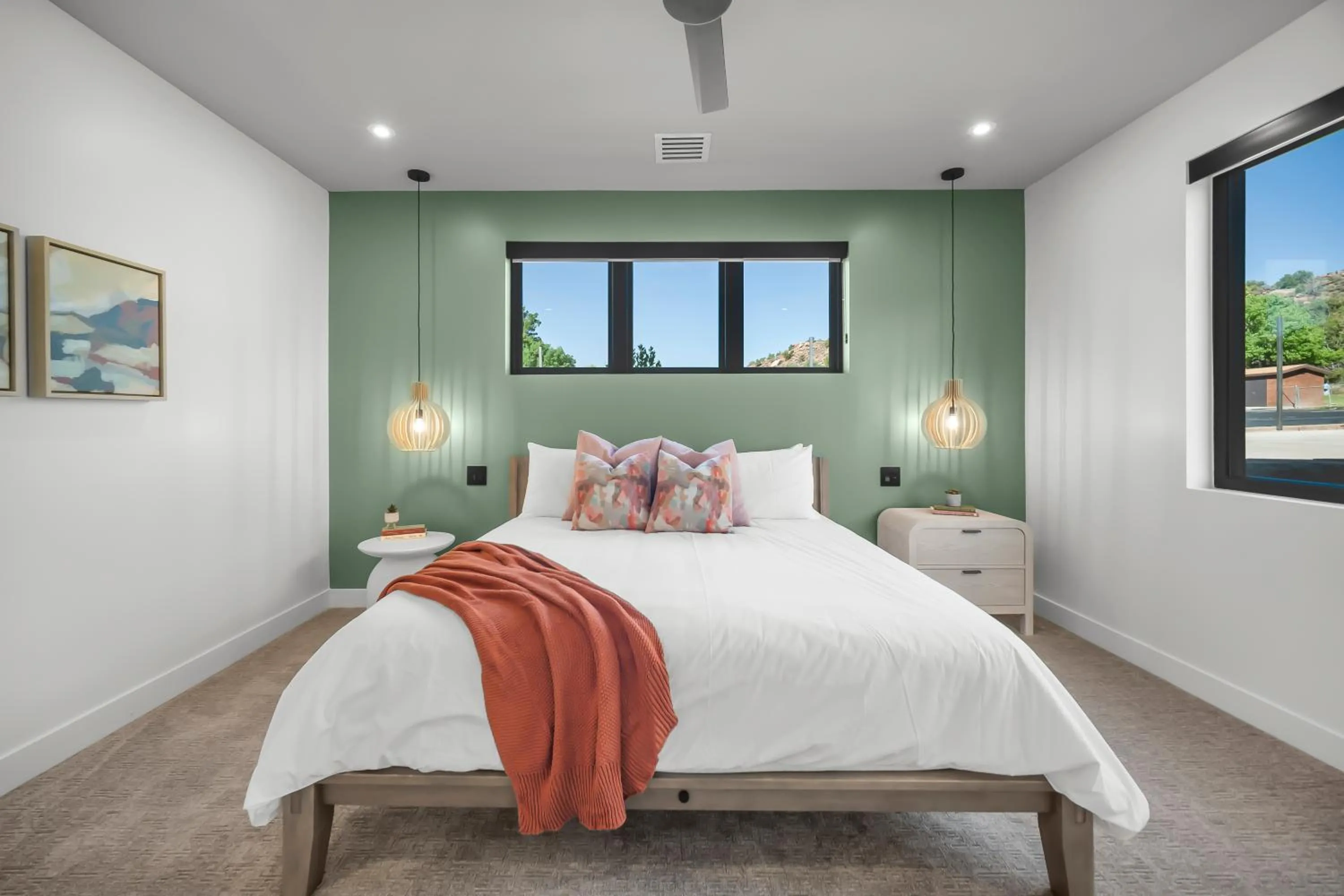 Photo of the whole room, Bed in Montclair at Zion