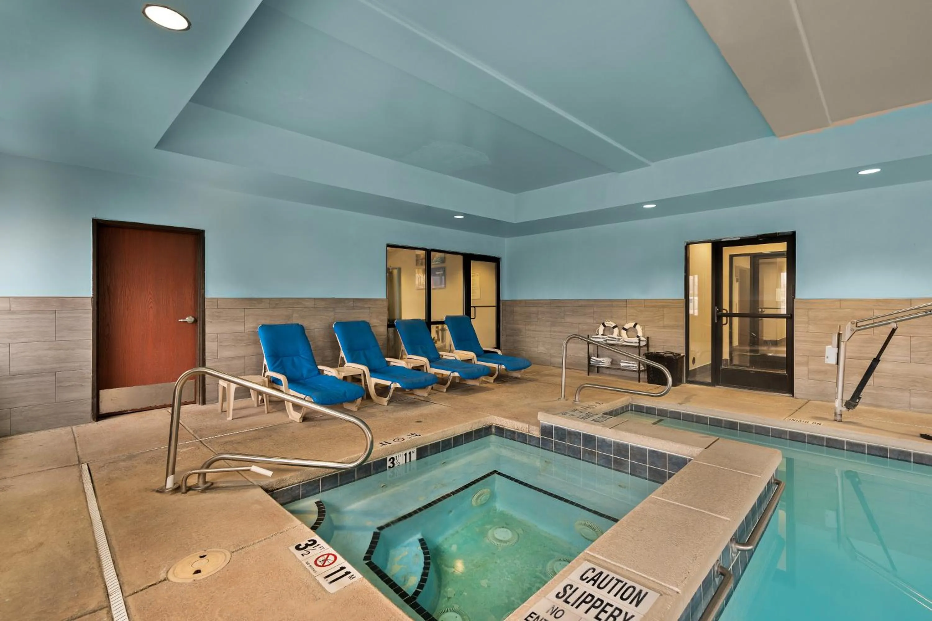 Swimming pool in Comfort Inn Ogden near Event Center