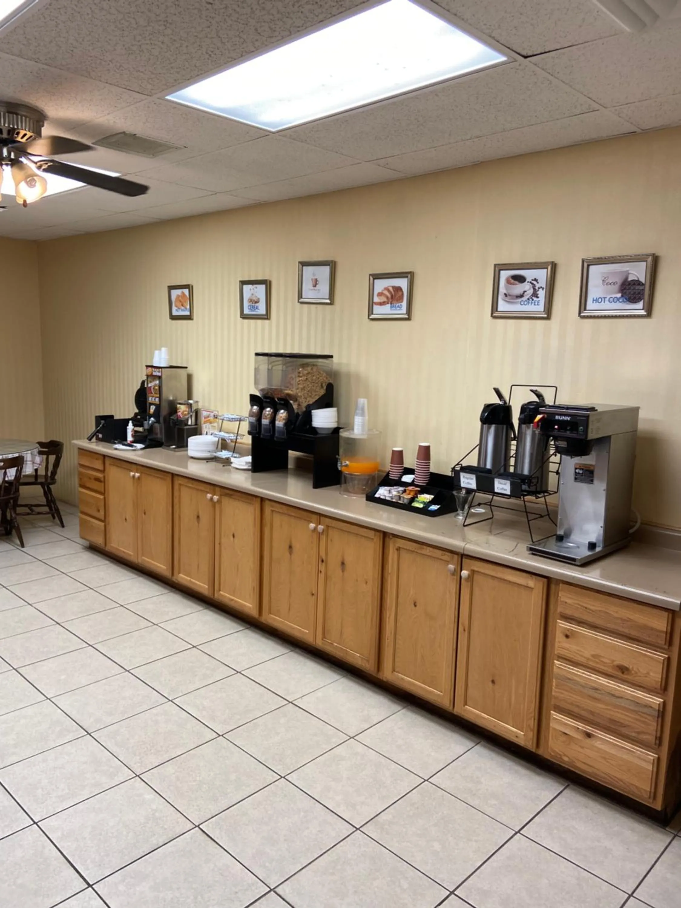 Continental breakfast in Econo Lodge Salina Scenic Route 89 & I-70