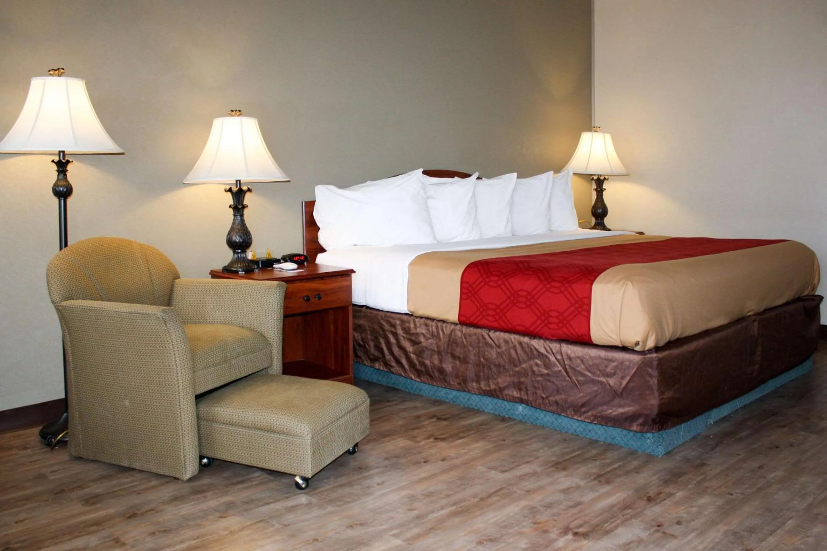 Photo of the whole room, Bed in Econo Lodge Salina Scenic Route 89 & I-70