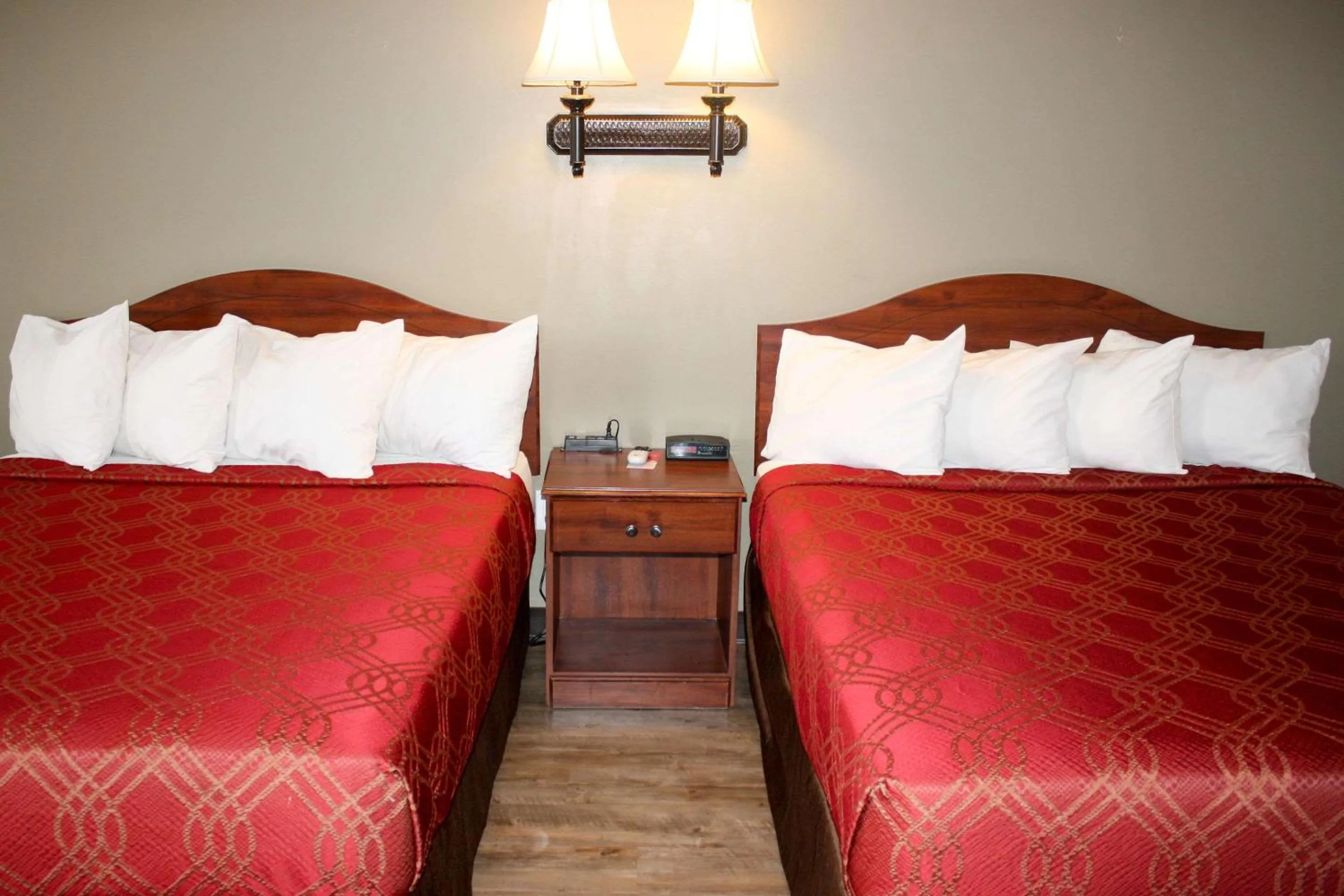 Photo of the whole room, Bed in Econo Lodge Salina Scenic Route 89 & I-70