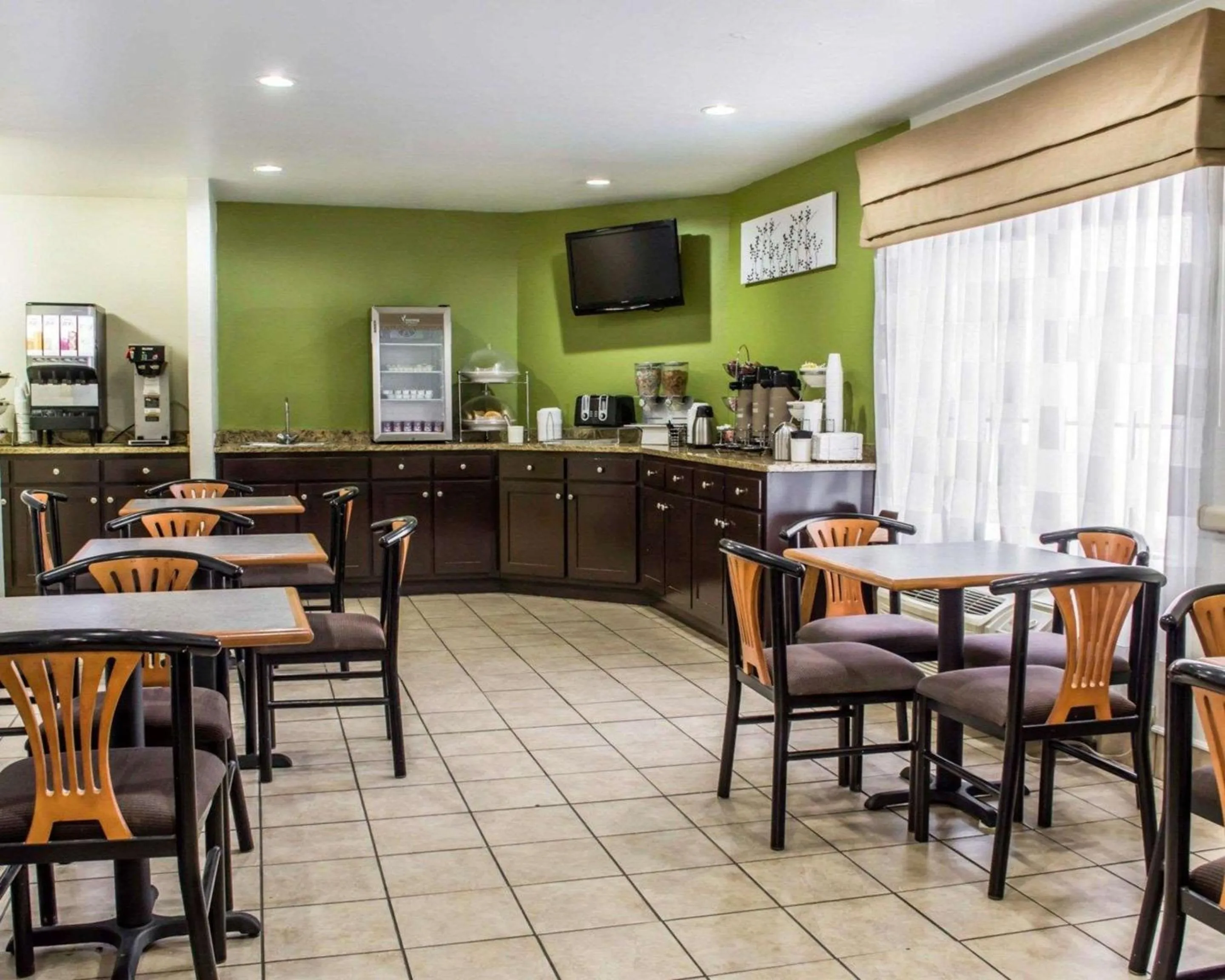 Restaurant/places to eat in Sleep Inn Richmond South