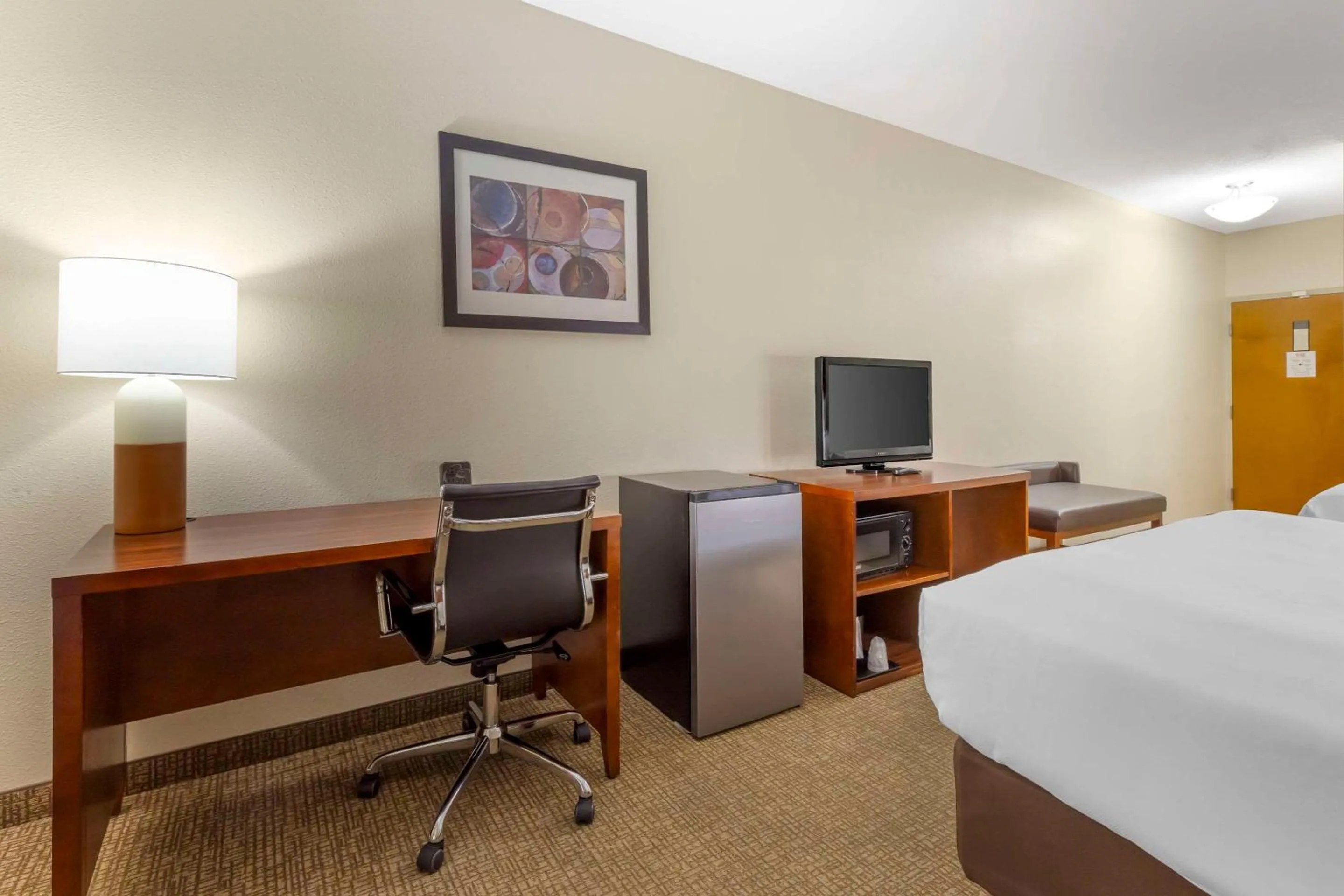 Bedroom, Bed in Comfort Suites Inn at Ridgewood Farm