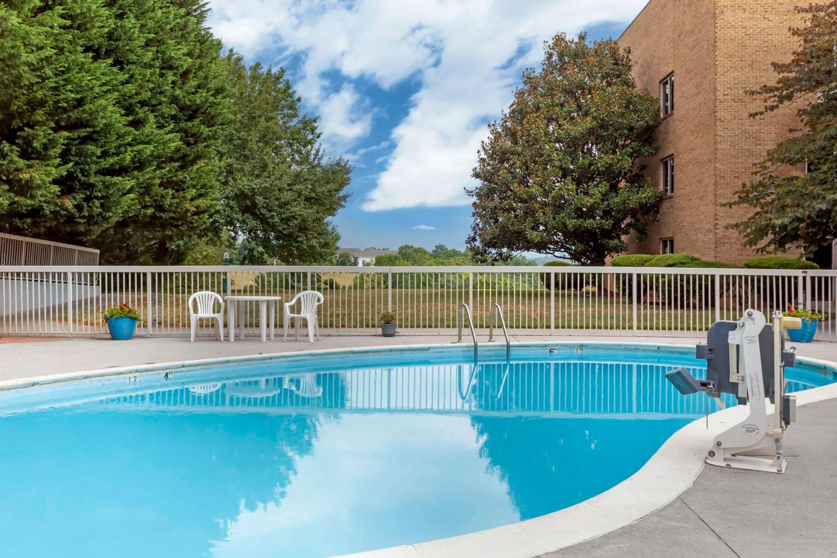 Swimming pool in Comfort Suites Inn at Ridgewood Farm
