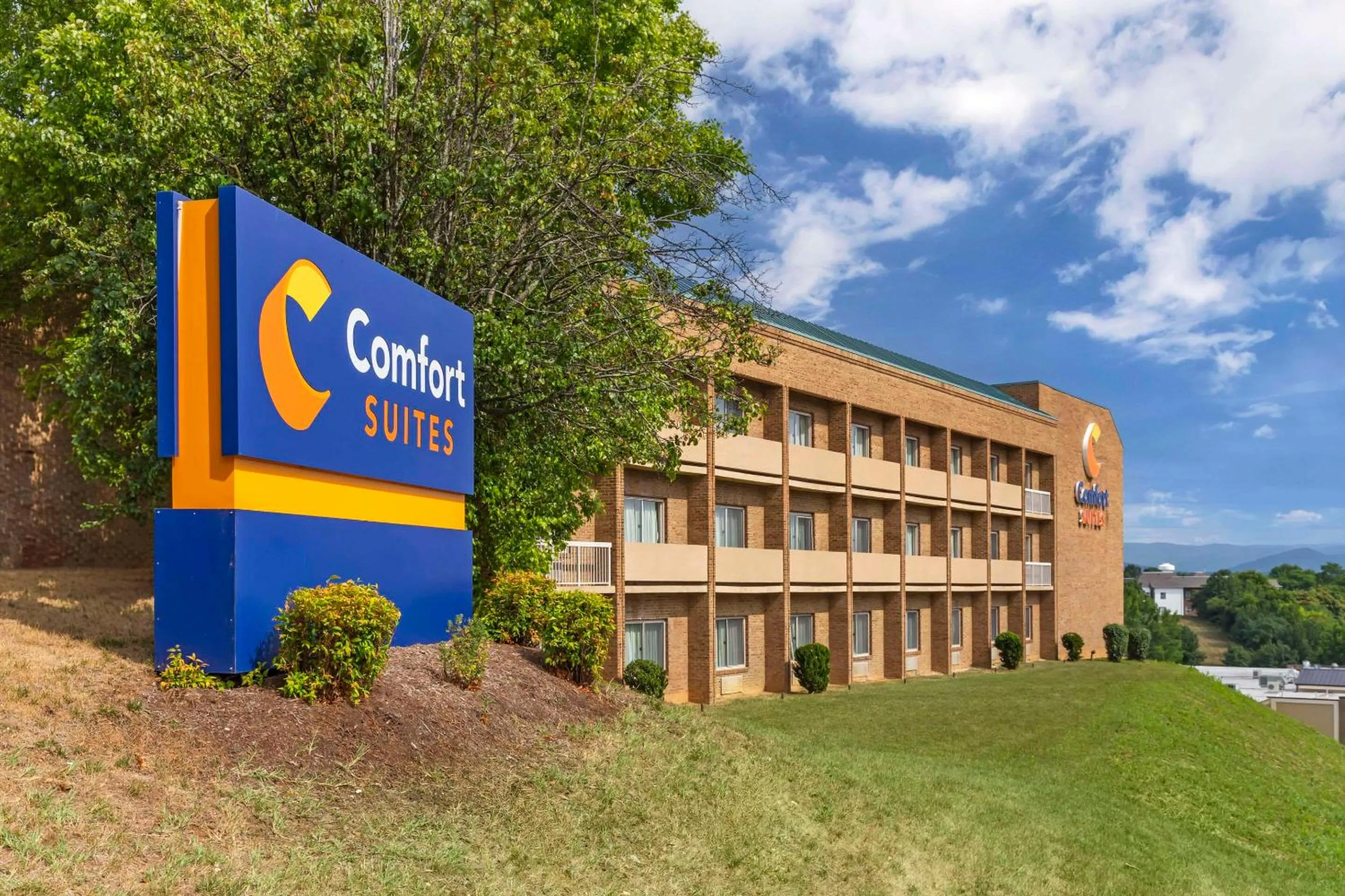 Property building in Comfort Suites Inn at Ridgewood Farm