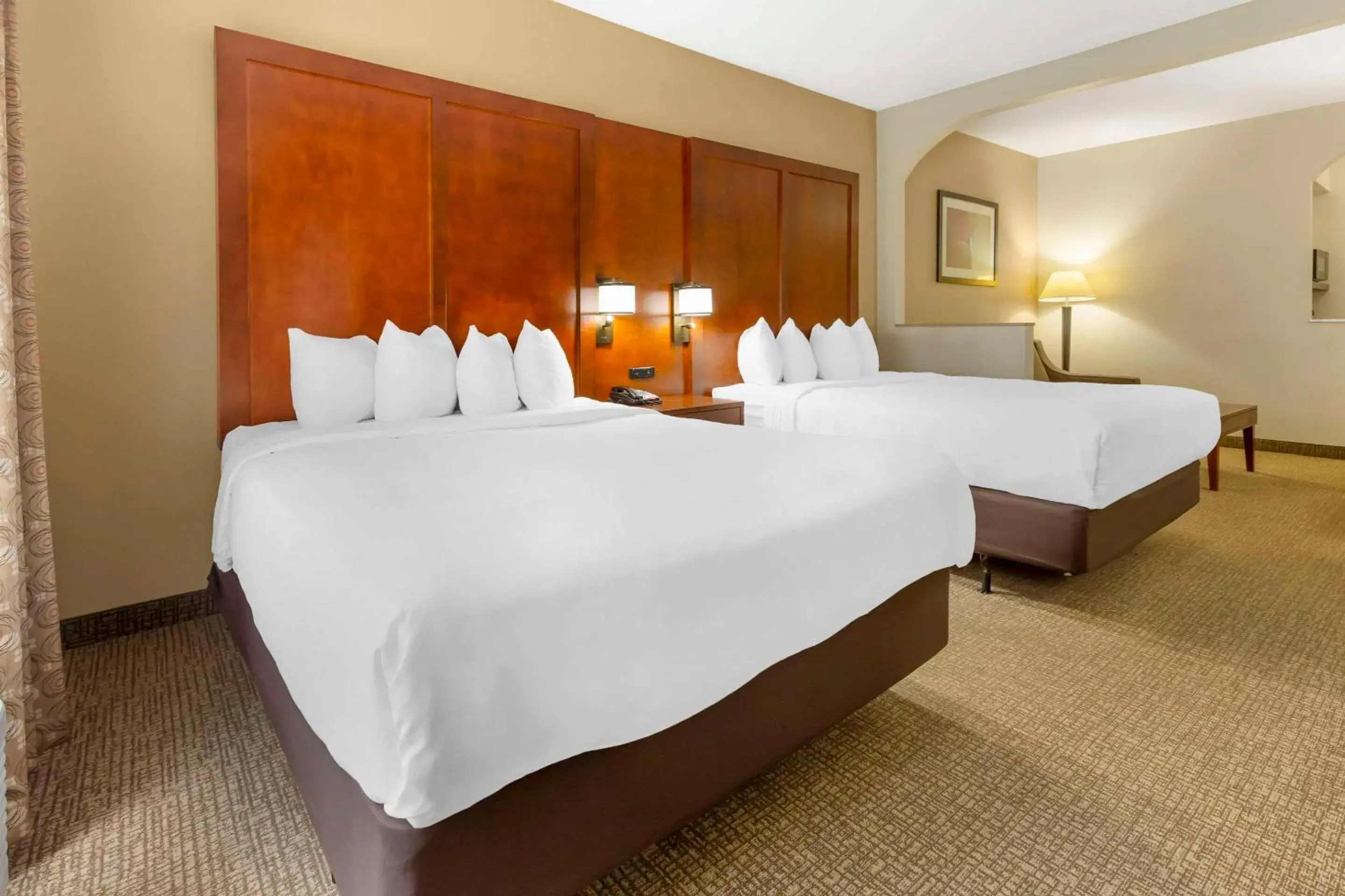 Suite Room 2 Queen Beds Non Smoking in Comfort Suites Inn at Ridgewood Farm Suite Room 2 Queen Beds Non Smoking in Comfort Suites Inn at Ridgewood Farm