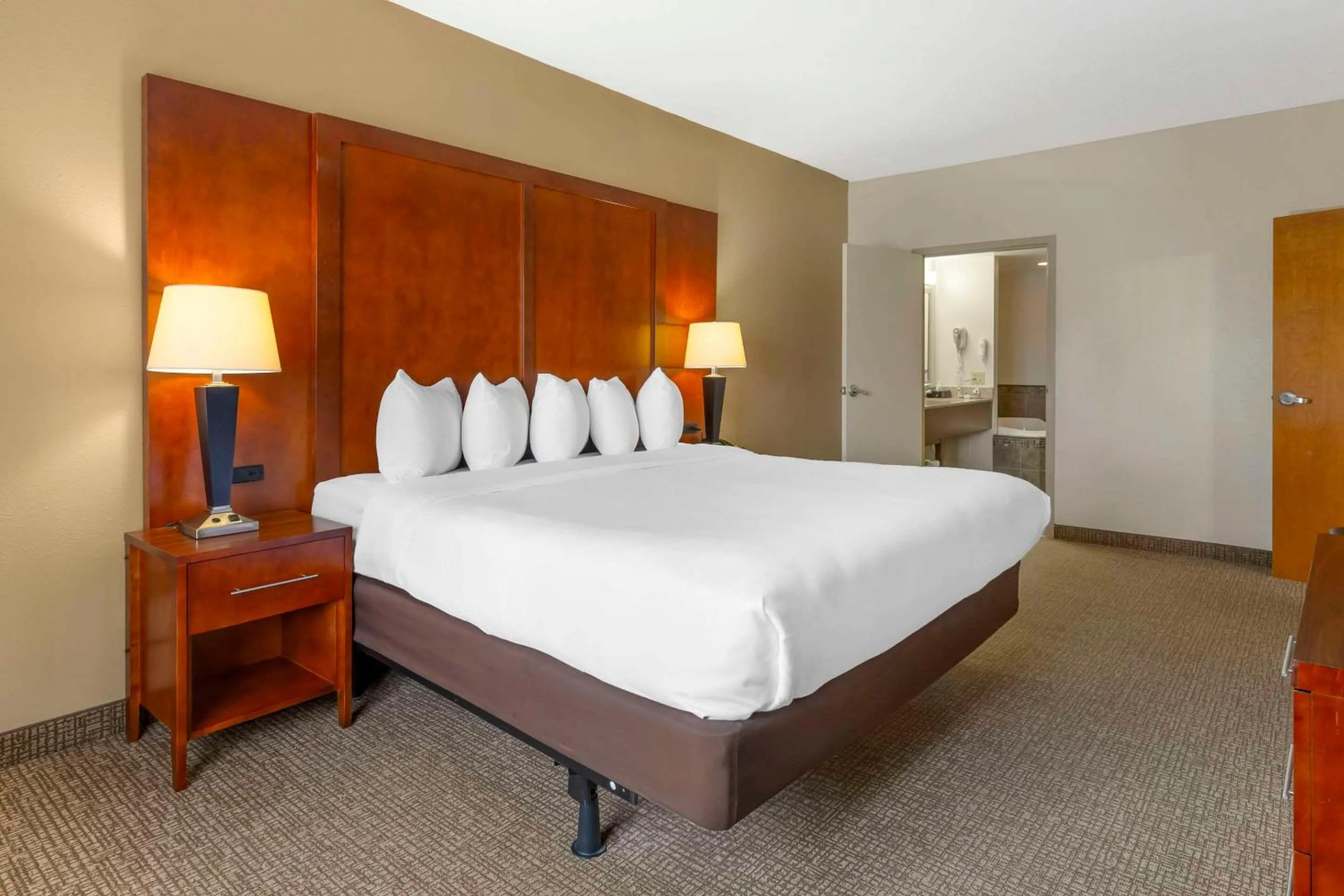 Bedroom, Bed in Comfort Suites Inn at Ridgewood Farm