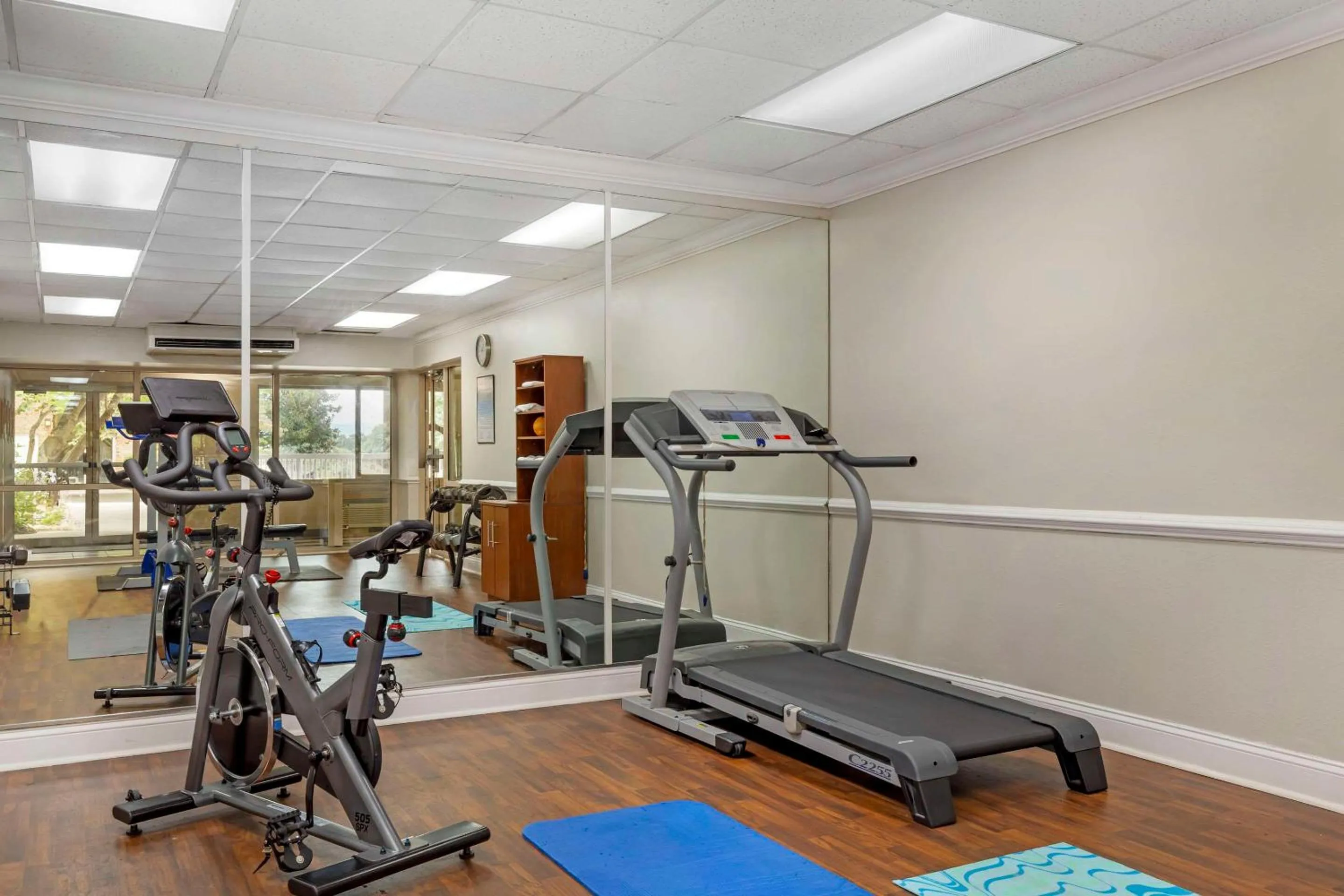Fitness centre/facilities in Comfort Suites Inn at Ridgewood Farm